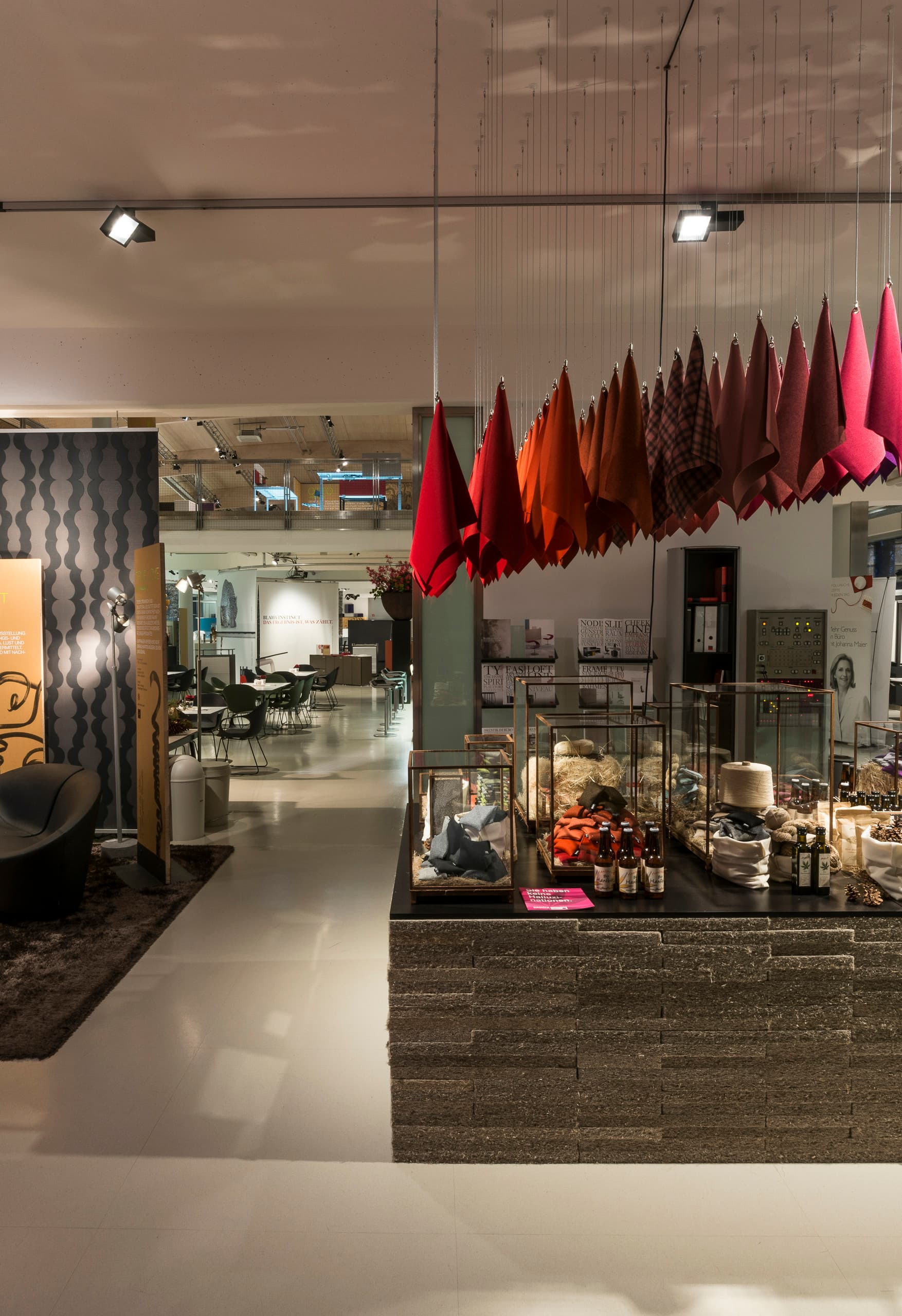 Blaha Office Showroom mit ERCO Opton LED-Strahlern für flexible Beleuchtung und Farbwiedergabe.