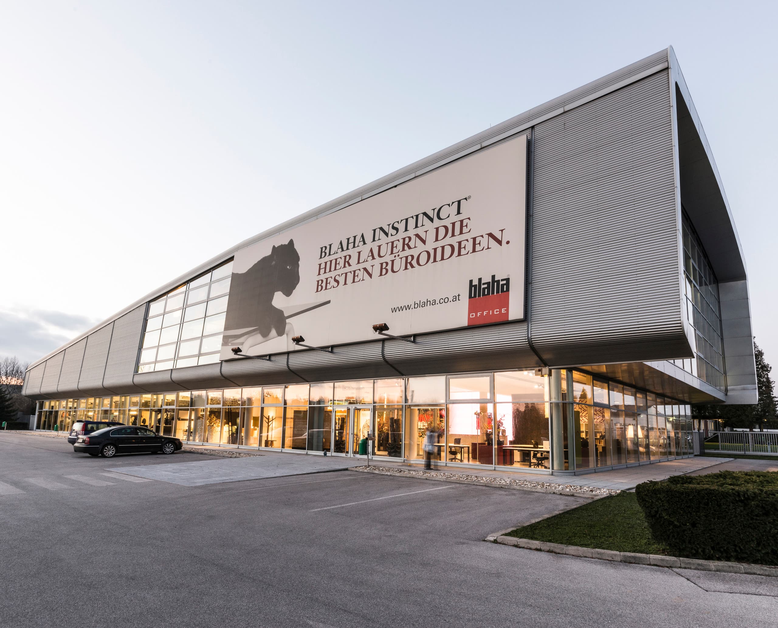 Blaha Office Showroom in Korneuburg, einladend beleuchtet mit ERCO LED-Licht für Büromöbel und Akustiksysteme.