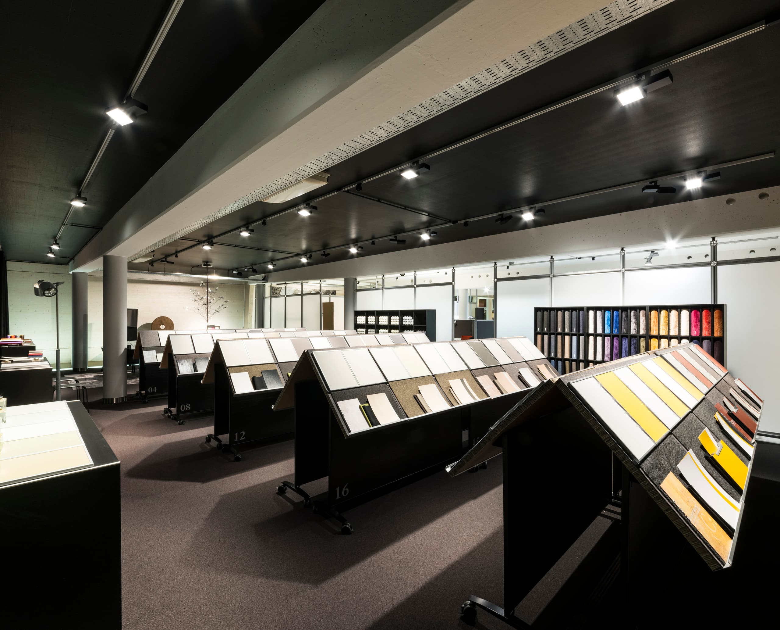 Blaha Büromöbel-Showroom mit ERCO Opton LED-Strahlern für akzentuierte Beleuchtung und optimale Farbwiedergabe.