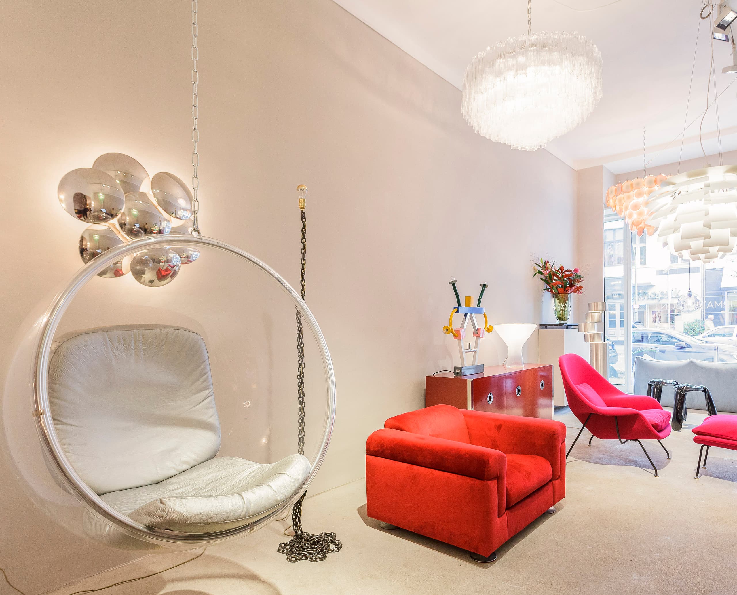 Vintage Möbel bei Firma London, beleuchtet mit flexiblen ERCO LED-Leuchten und Spherolit-Technologie.