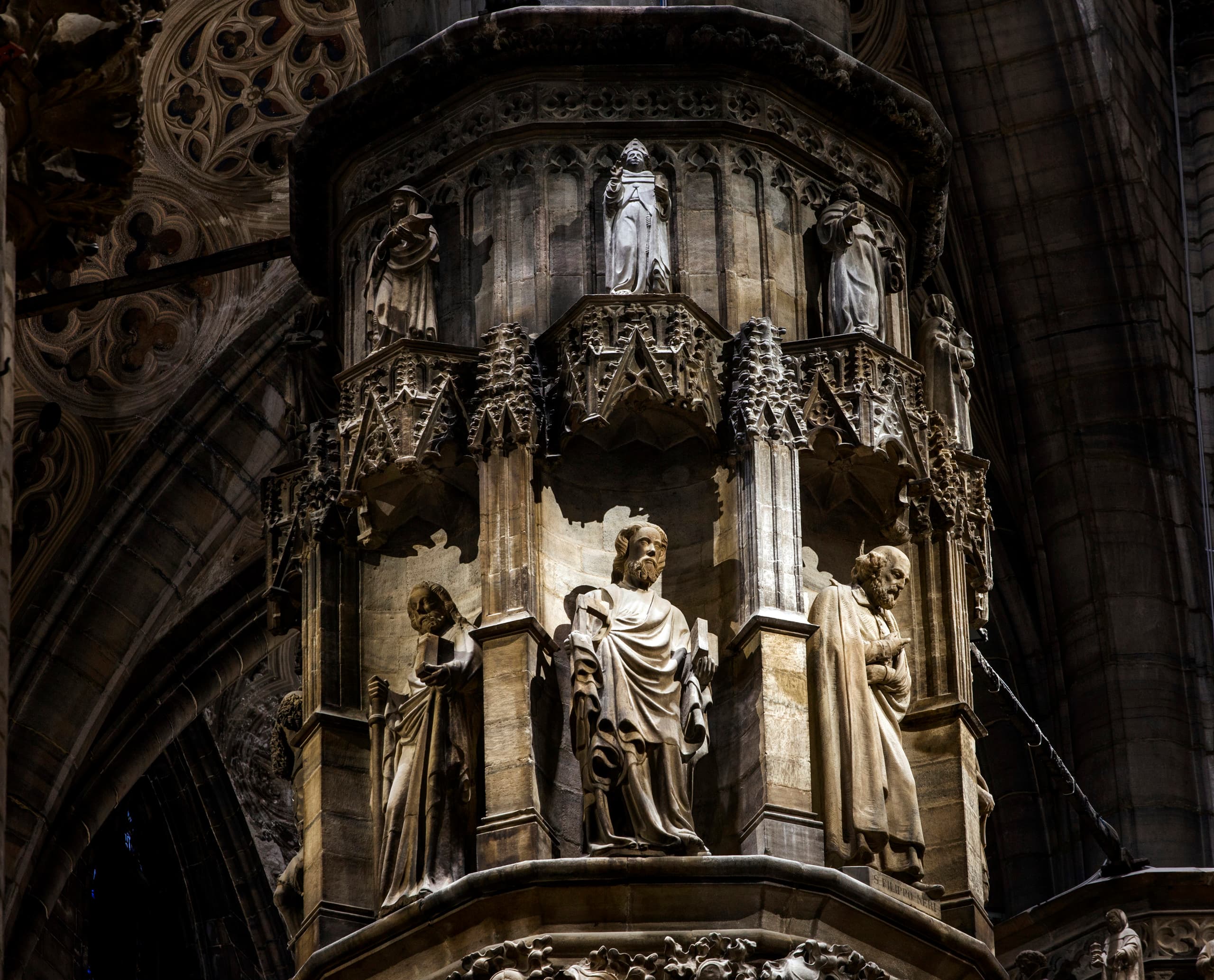 Detailaufnahme von Skulpturen im Mailänder Dom, beleuchtet mit ERCO LED-Strahlern.