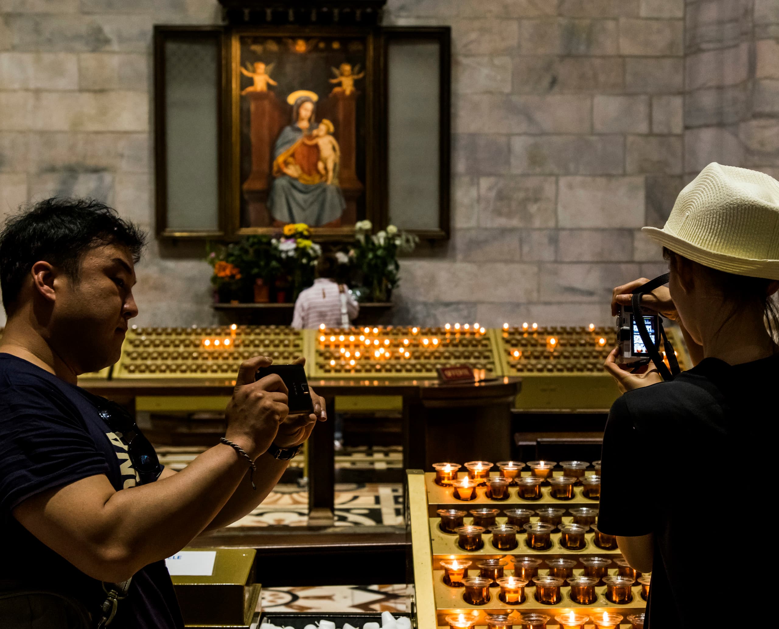 Besucher fotografieren die Beleuchtung des Mailänder Doms mit ERCO LED-Strahlern.