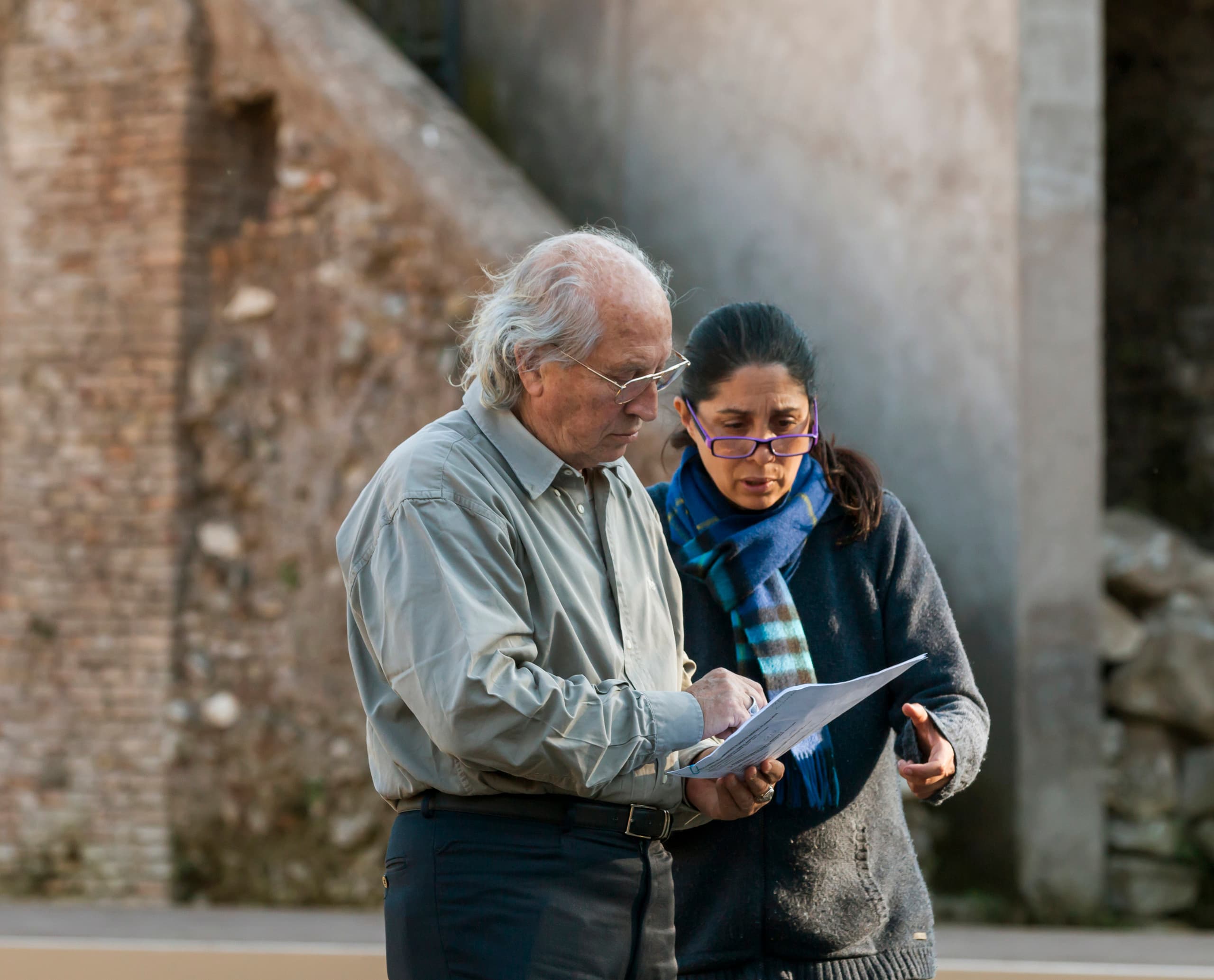 Vittorio und Francesca Storaro prüfen die Beleuchtungspläne für das Forum Romanum mit ERCO LED-Leuchten.