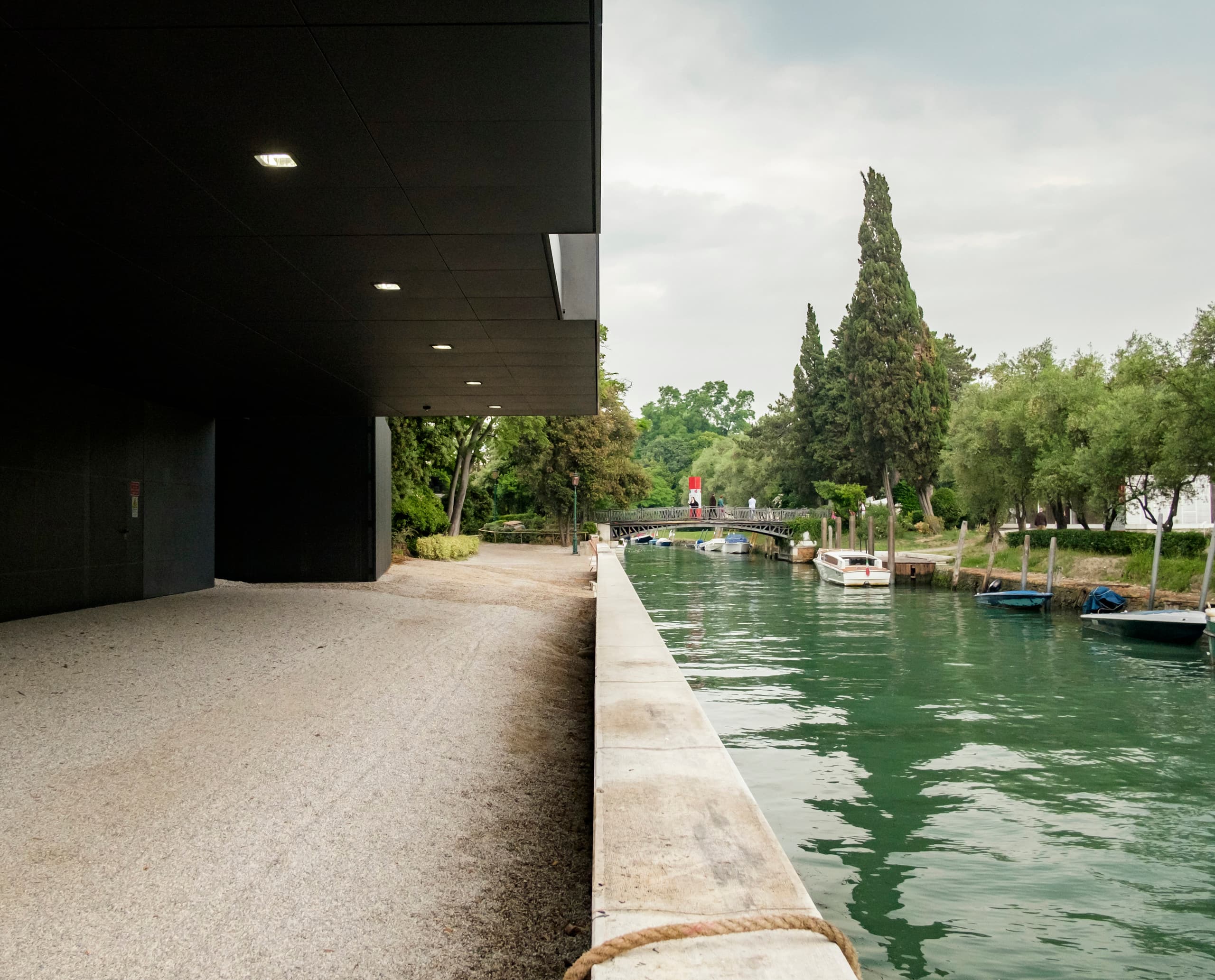 Australischer Pavillon in Venedig mit ERCO LED-Strahlern für flexible Ausstellungsbeleuchtung.