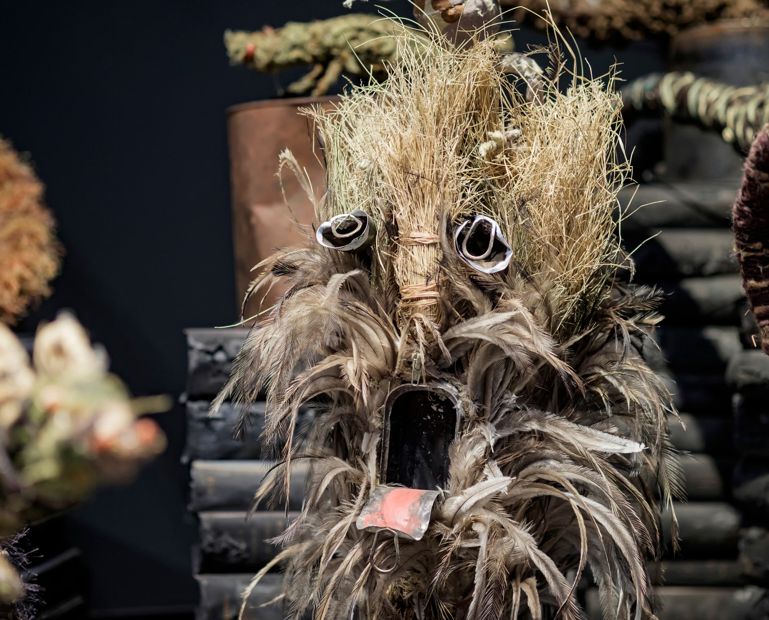 Kulturelle Maske aus Federn und Stroh, ausgestellt auf der Biennale in Venedig.