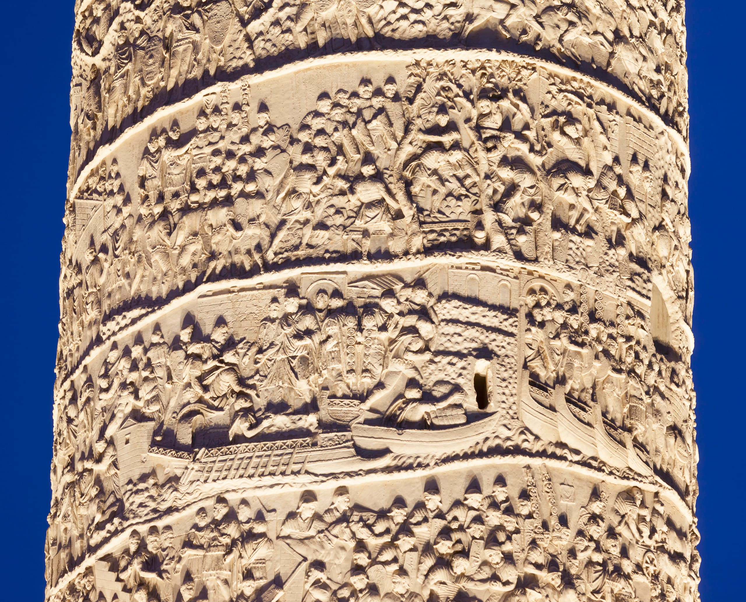 Detail der Trajanssäule in Rom, die die Feldzüge des Kaisers zeigt, beleuchtet mit ERCO LED-Lichtern.