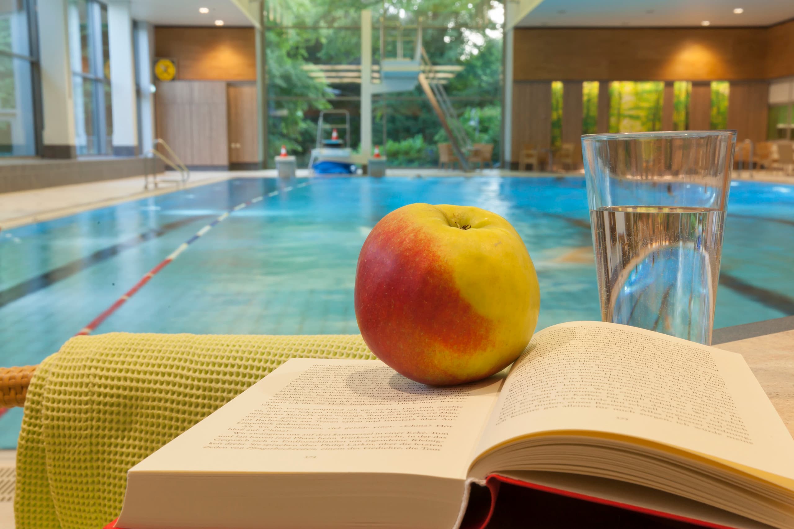 Apfel und Wasserglas im Parkbad Volksdorf, Hamburg. Entspannung nach dem Schwimmen.