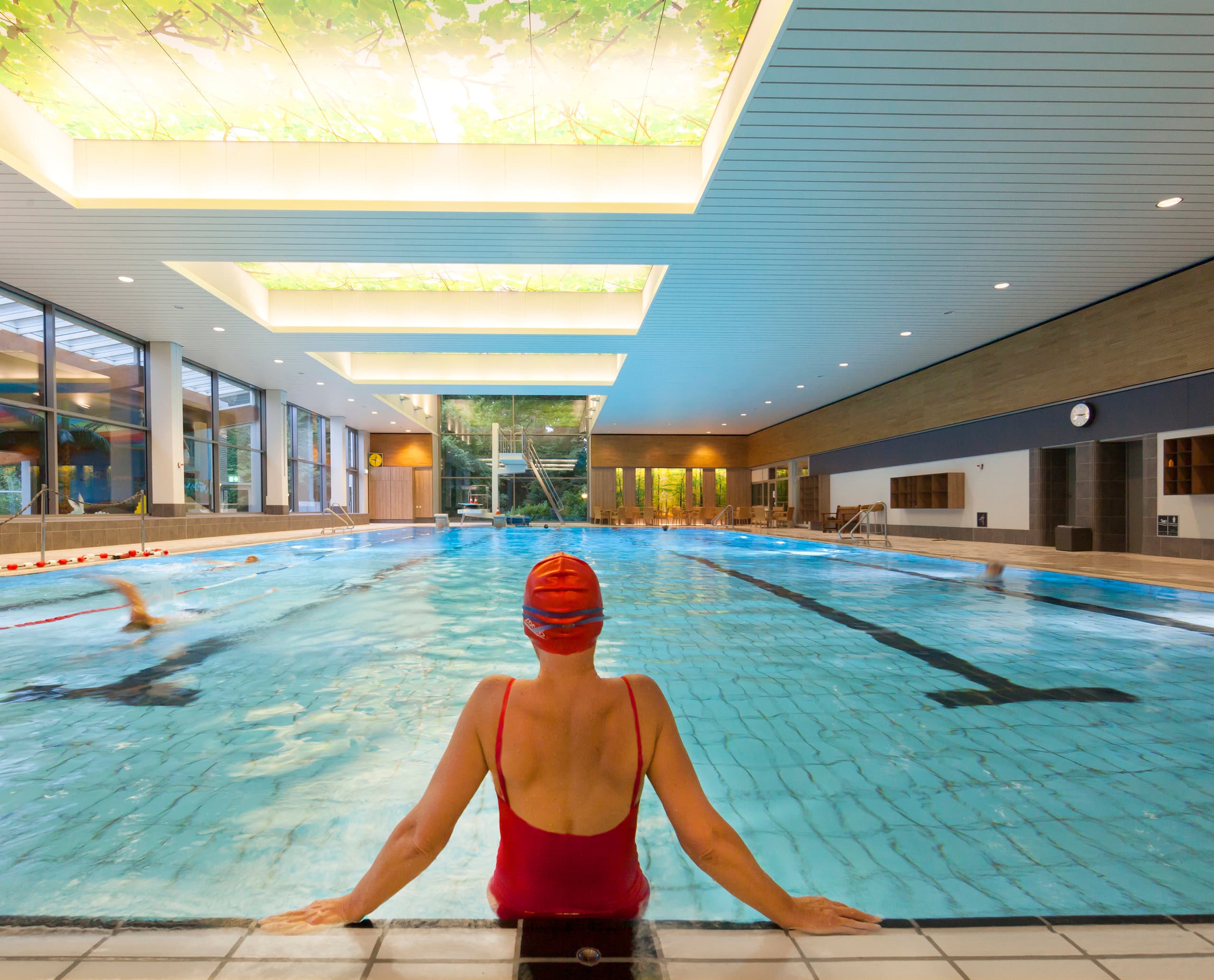 Parkbad Volksdorf Schwimmbad mit ERCO Compact Downlights für blendfreies Licht.