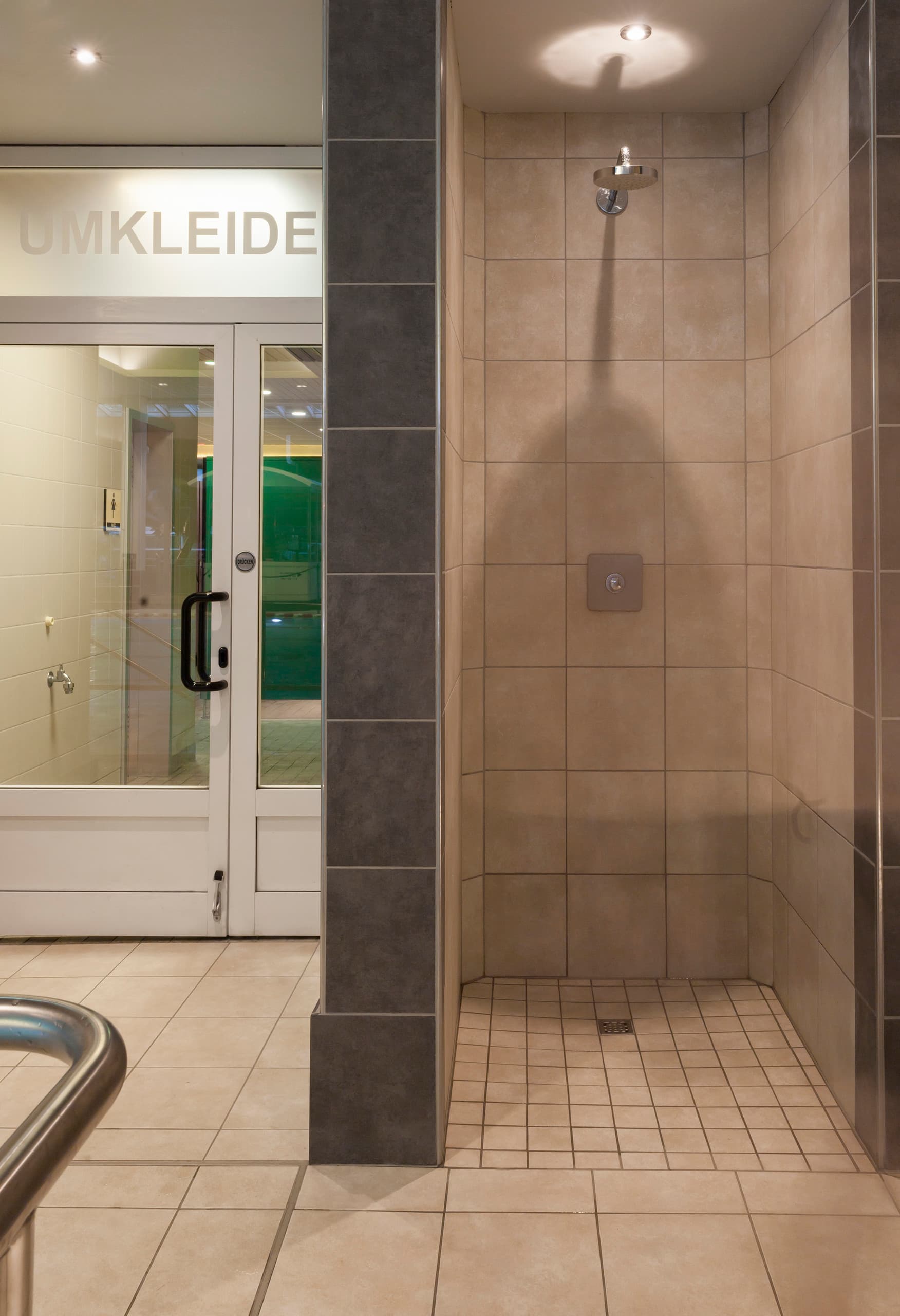Geflieste Dusche im Parkbad Volksdorf, beleuchtet mit ERCO Compact Downlights für optimale Farbwiedergabe.
