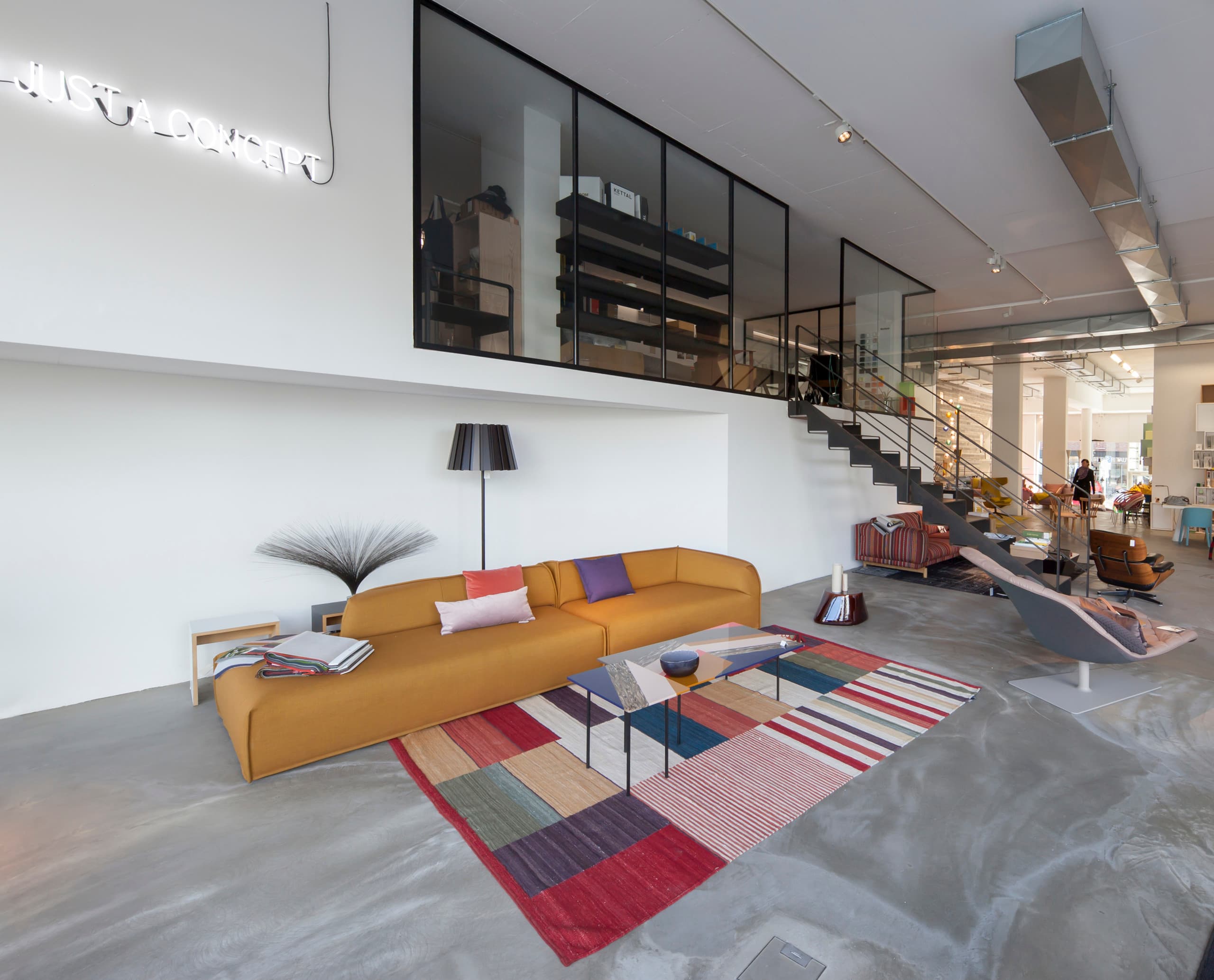 Sleeping Dogs Store Interieur mit ERCO LED-Spots, die Möbel und Accessoires akzentuieren.