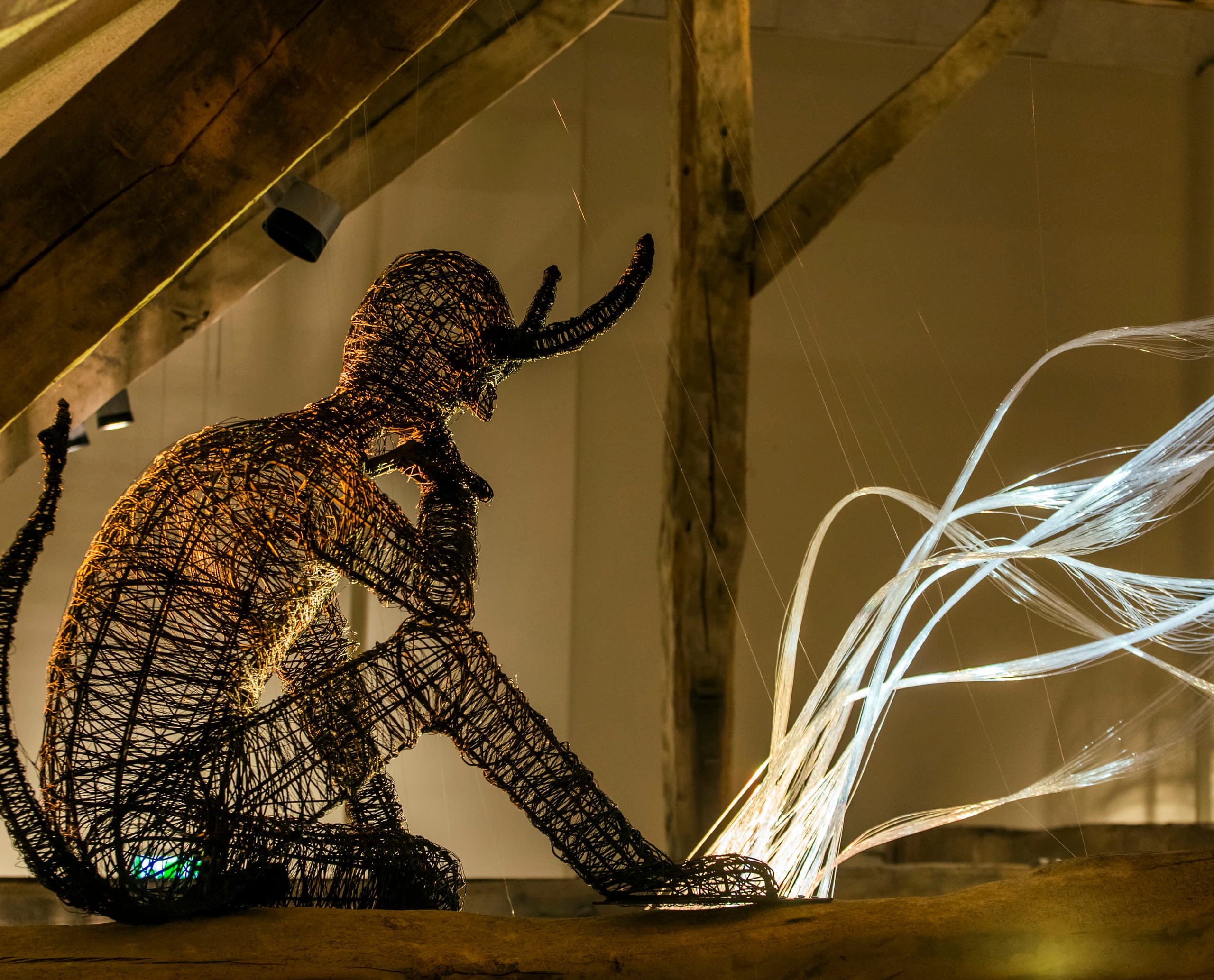 Drahtskulptur im KM 51 – Erftmuseum, beleuchtet mit ERCO LED-Strahlern, Teil der interaktiven Ausstellung in der Gymnicher Mühle.