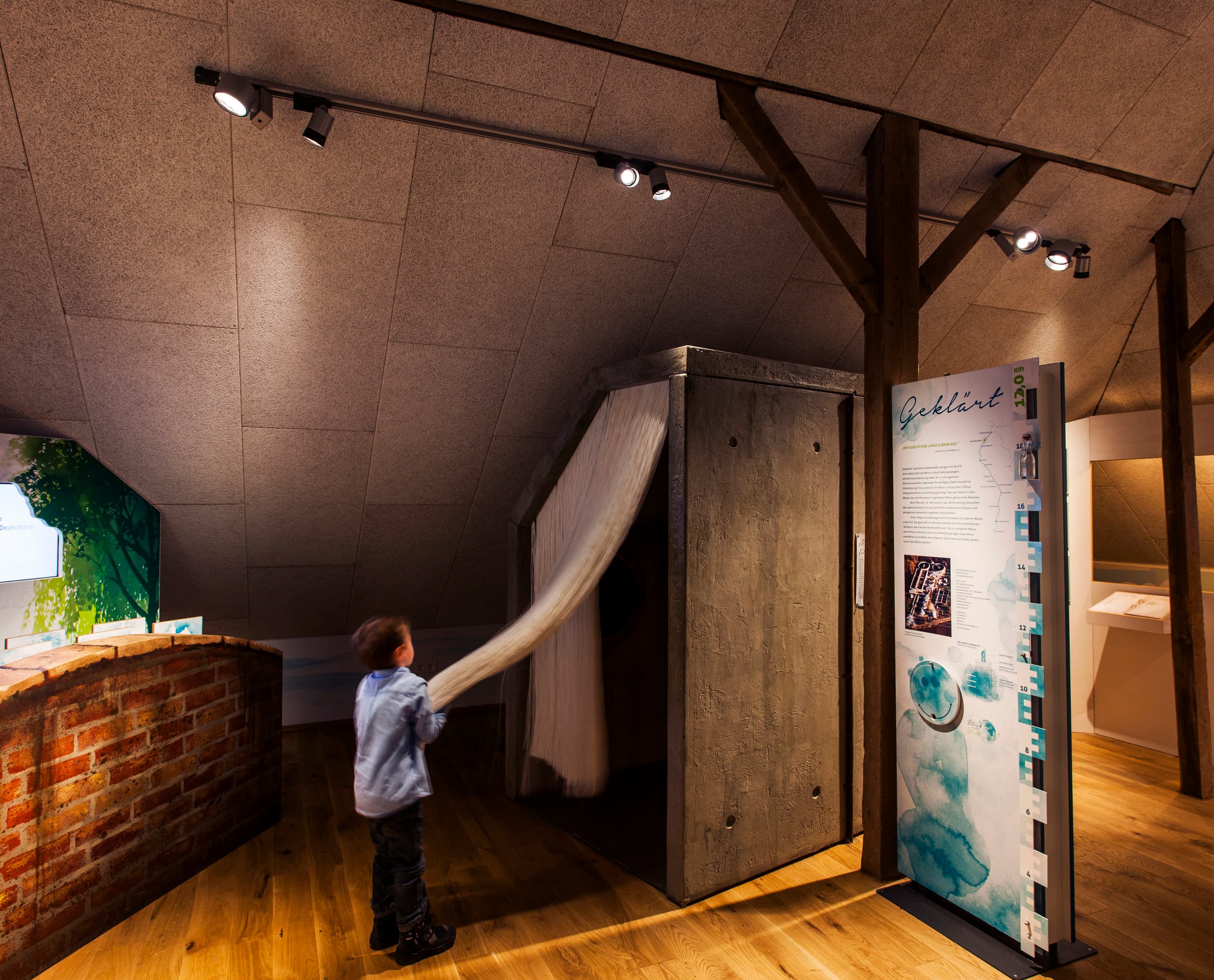 Interaktive Ausstellung im KM 51 – Erftmuseum mit ERCO LED-Beleuchtung.