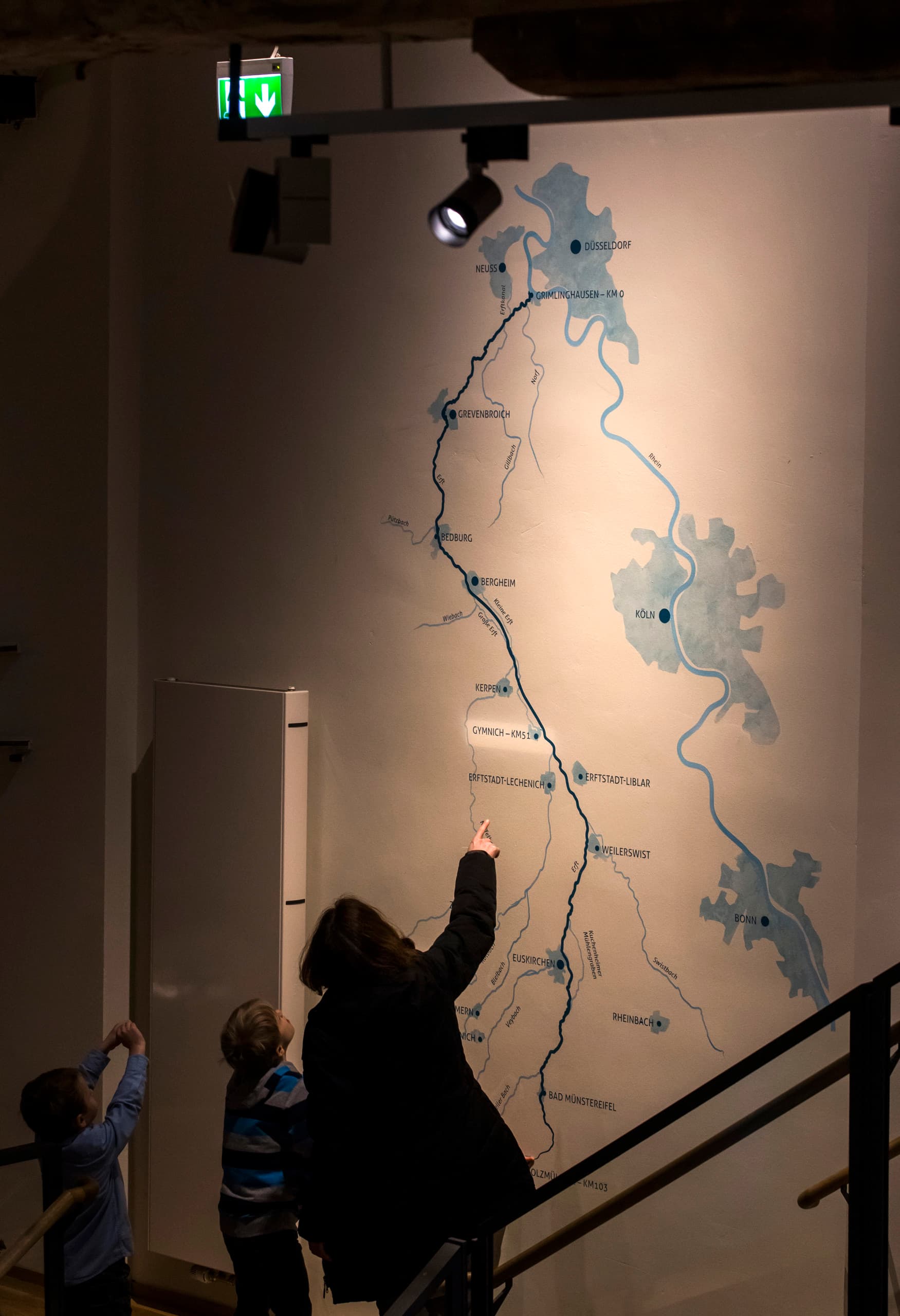 Kinder betrachten die Flusskarte im KM 51 – Erftmuseum, beleuchtet mit ERCO LED-Strahlern.