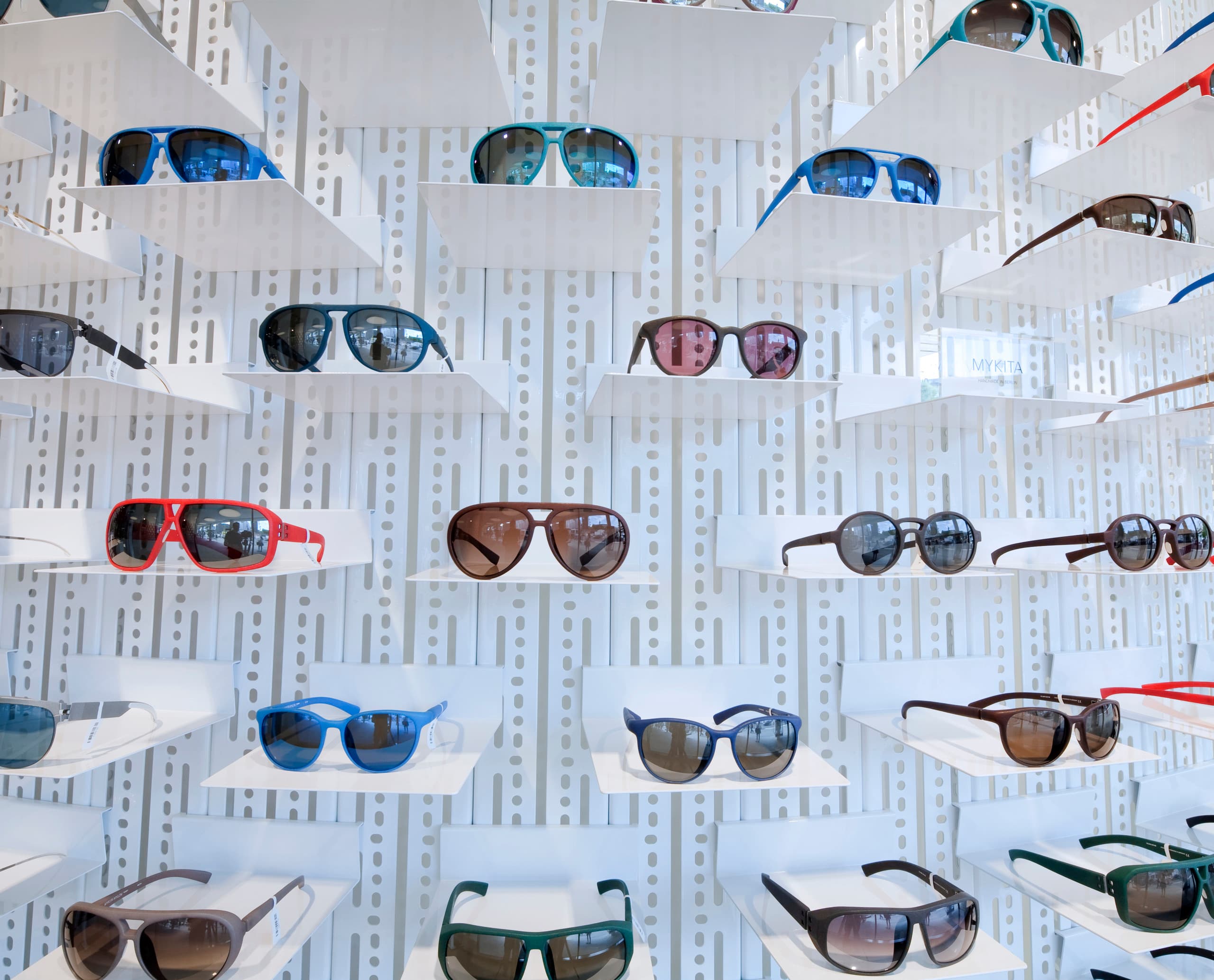 MYKITA Sonnenbrillen an der Wand in einem Geschäft, beleuchtet mit ERCO LED-Strahlern.