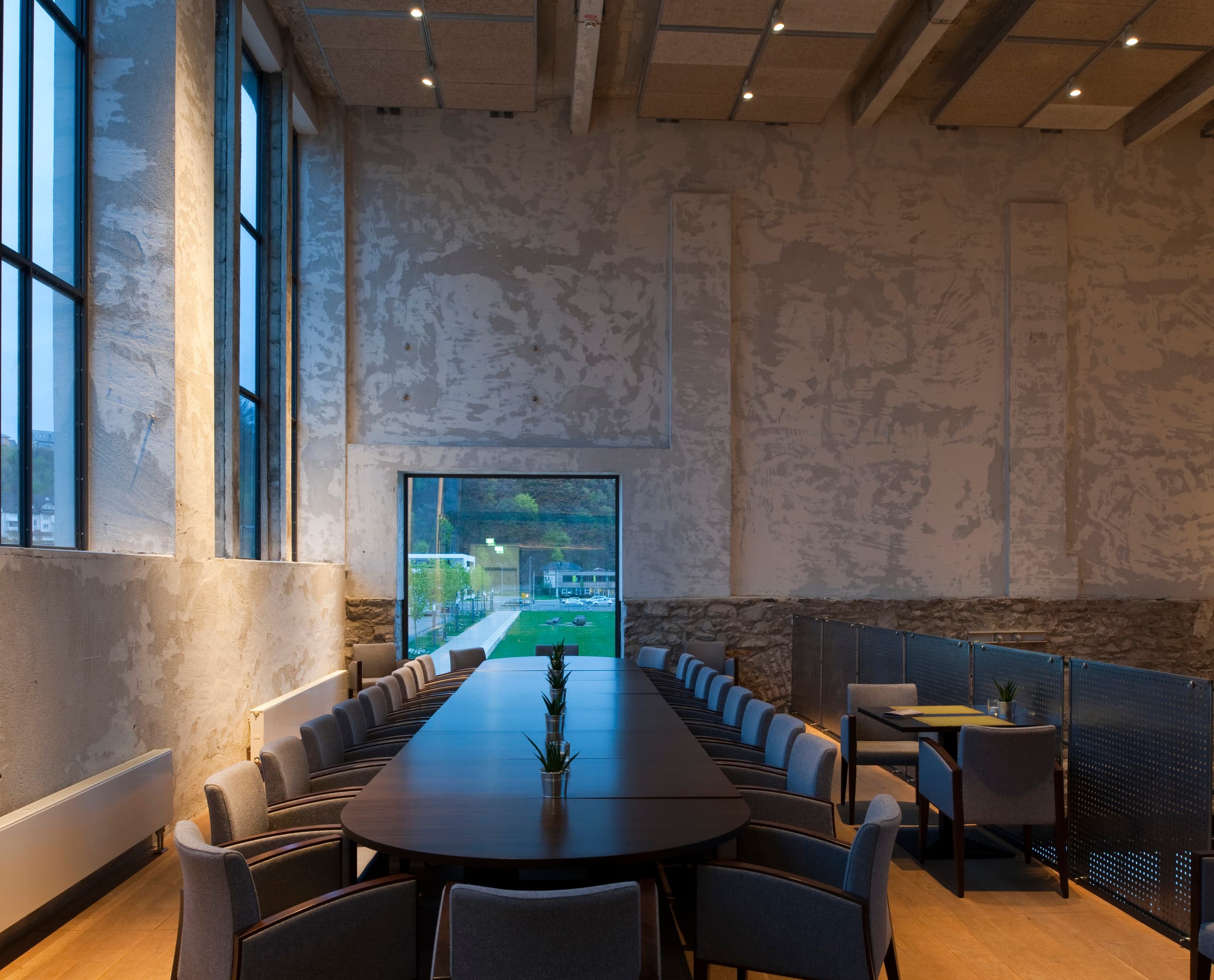 Halle 32 Restaurant in Gummersbach mit ERCO Optec Strahlern, die die industrielle Architektur hervorheben.