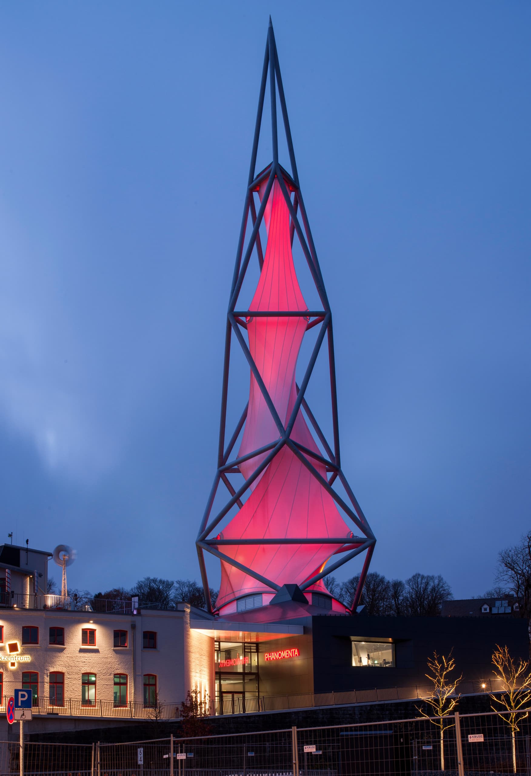 Phänomenta Lüdenscheid Turm mit roter Beleuchtung, ein interaktives Wissenschaftsmuseum.