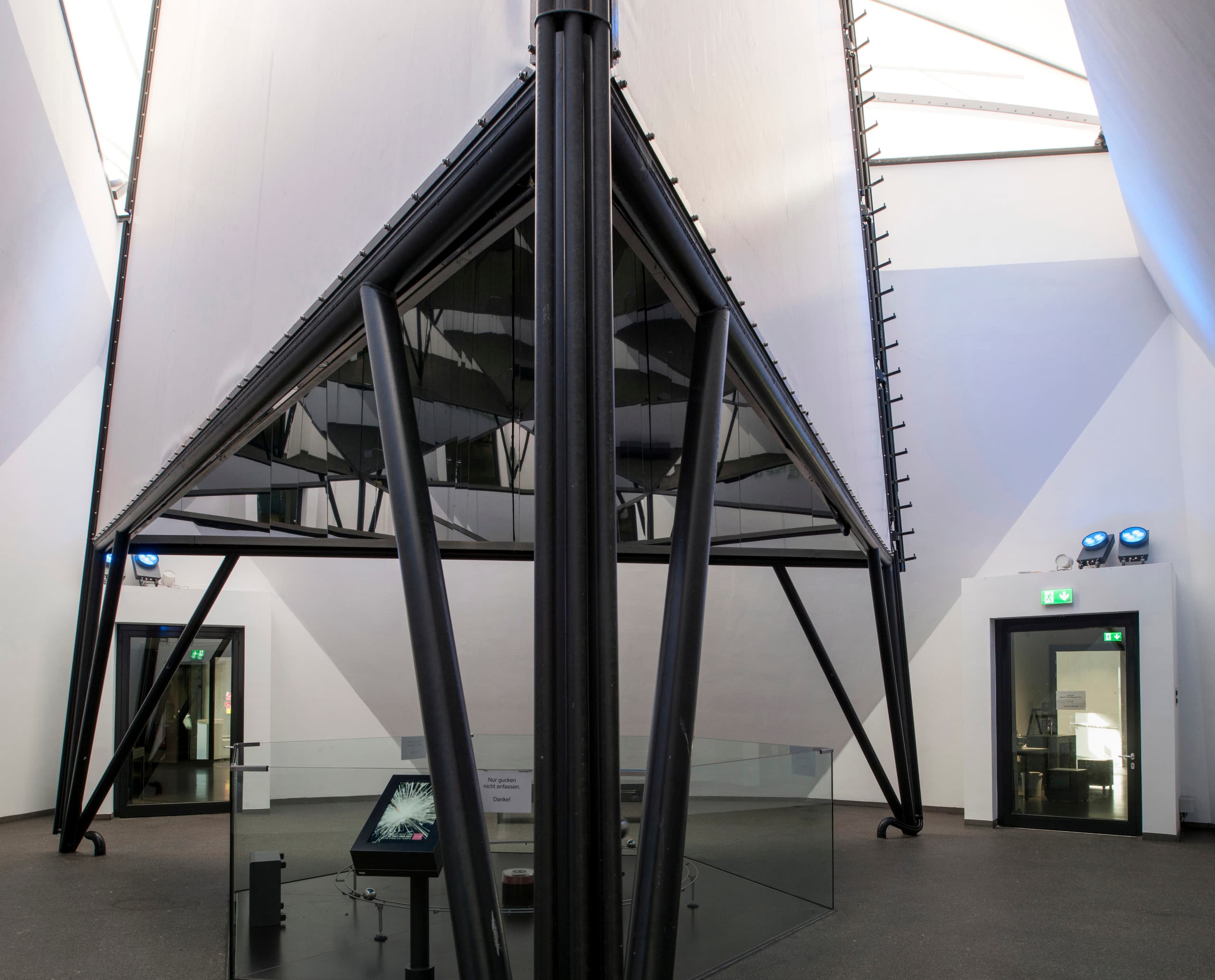 Innenansicht des Phänomenta Science Centers in Lüdenscheid mit einer Stahlkonstruktion und Beleuchtung.