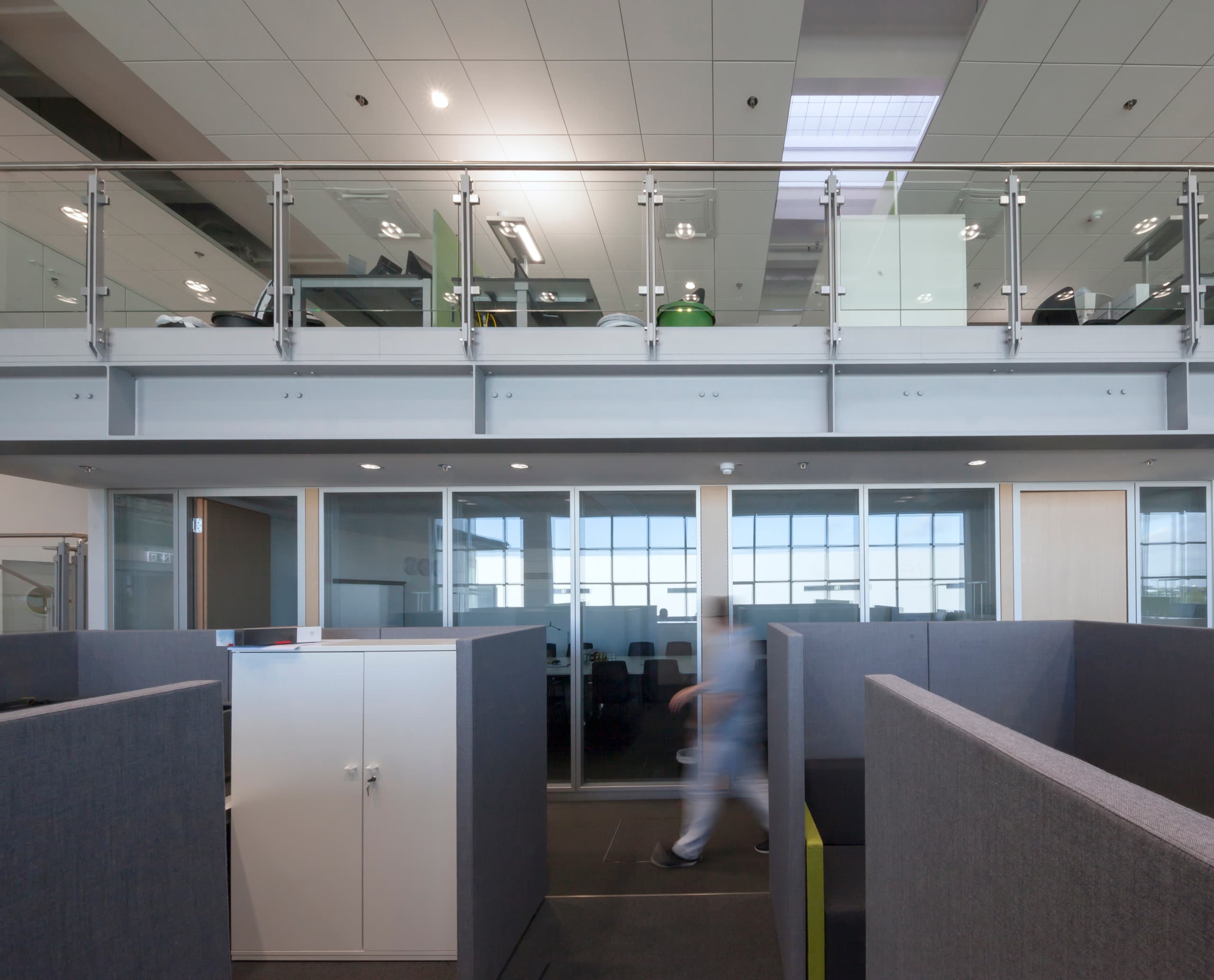 ERCO LED Downlights in einem modernen Büro von Gebr. Heinemann, Hamburg, für effiziente Beleuchtung und hohen Sehkomfort.