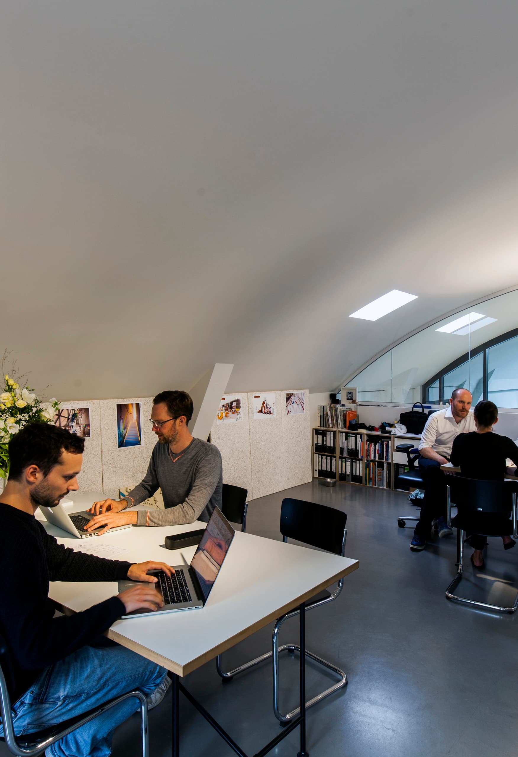 Archimedes Agentur Büroräume in Berlin mit ERCO Lichtwerkzeugen für Ausstellungen und Markenräume.