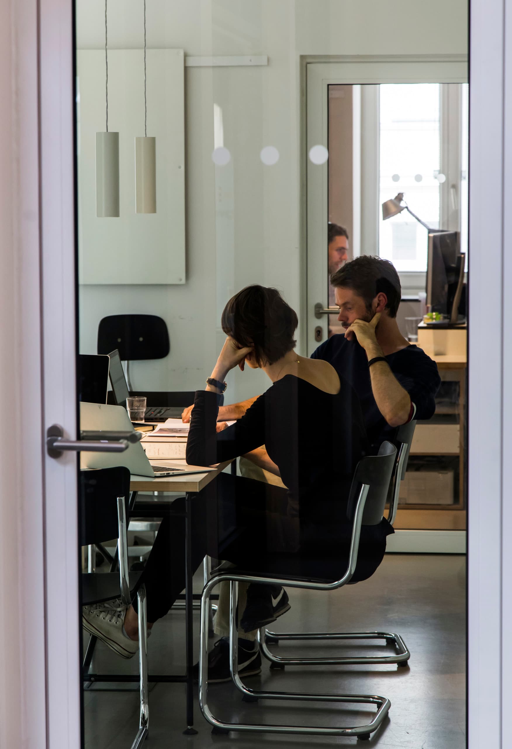 Archimedes Agentur Büroräume in Berlin mit ERCO Beleuchtung für Besprechungen und kreatives Arbeiten.
