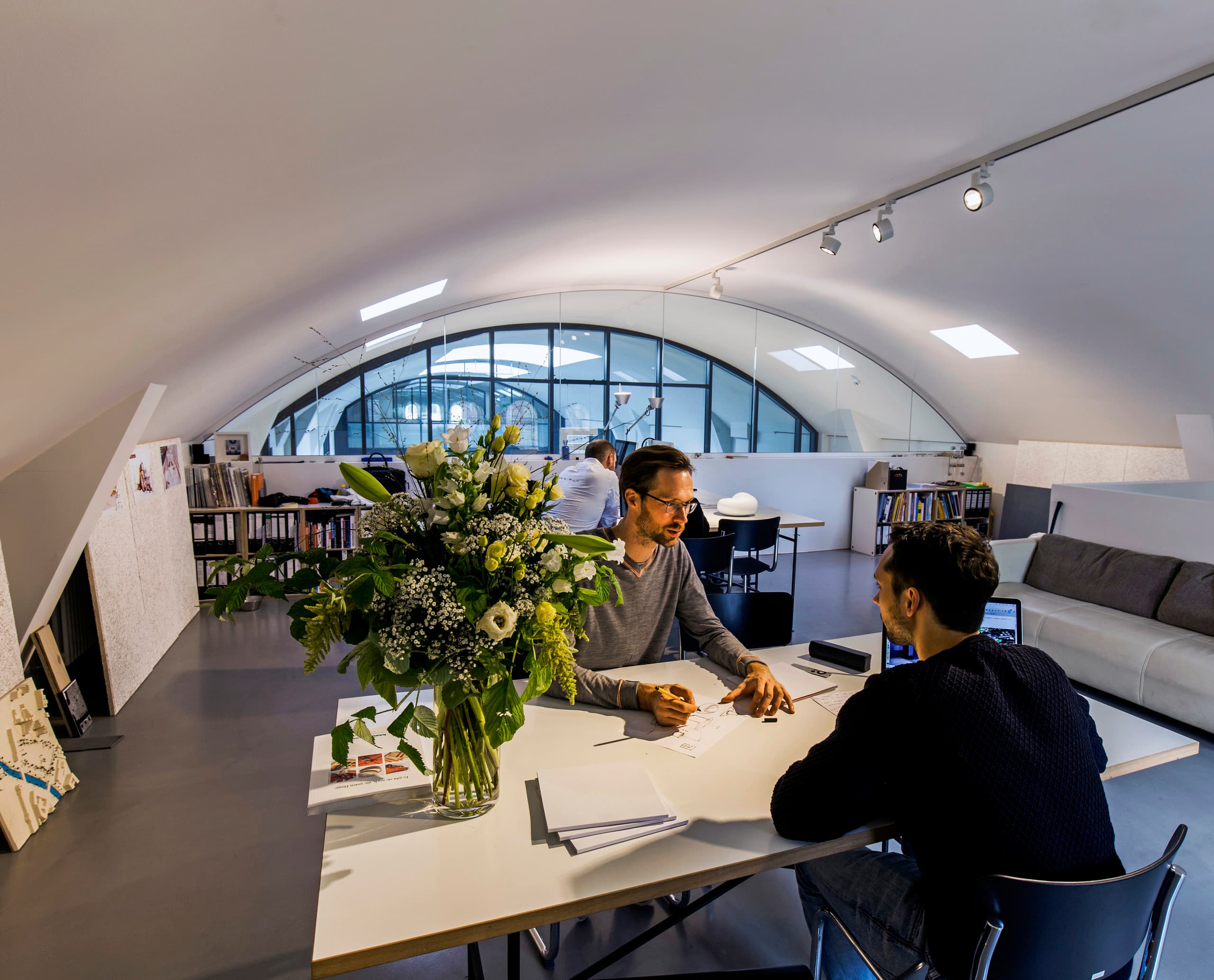 Archimedes Agentur Büroräume in Berlin mit ERCO Lichtwerkzeugen für flexible Arbeitsbereiche.