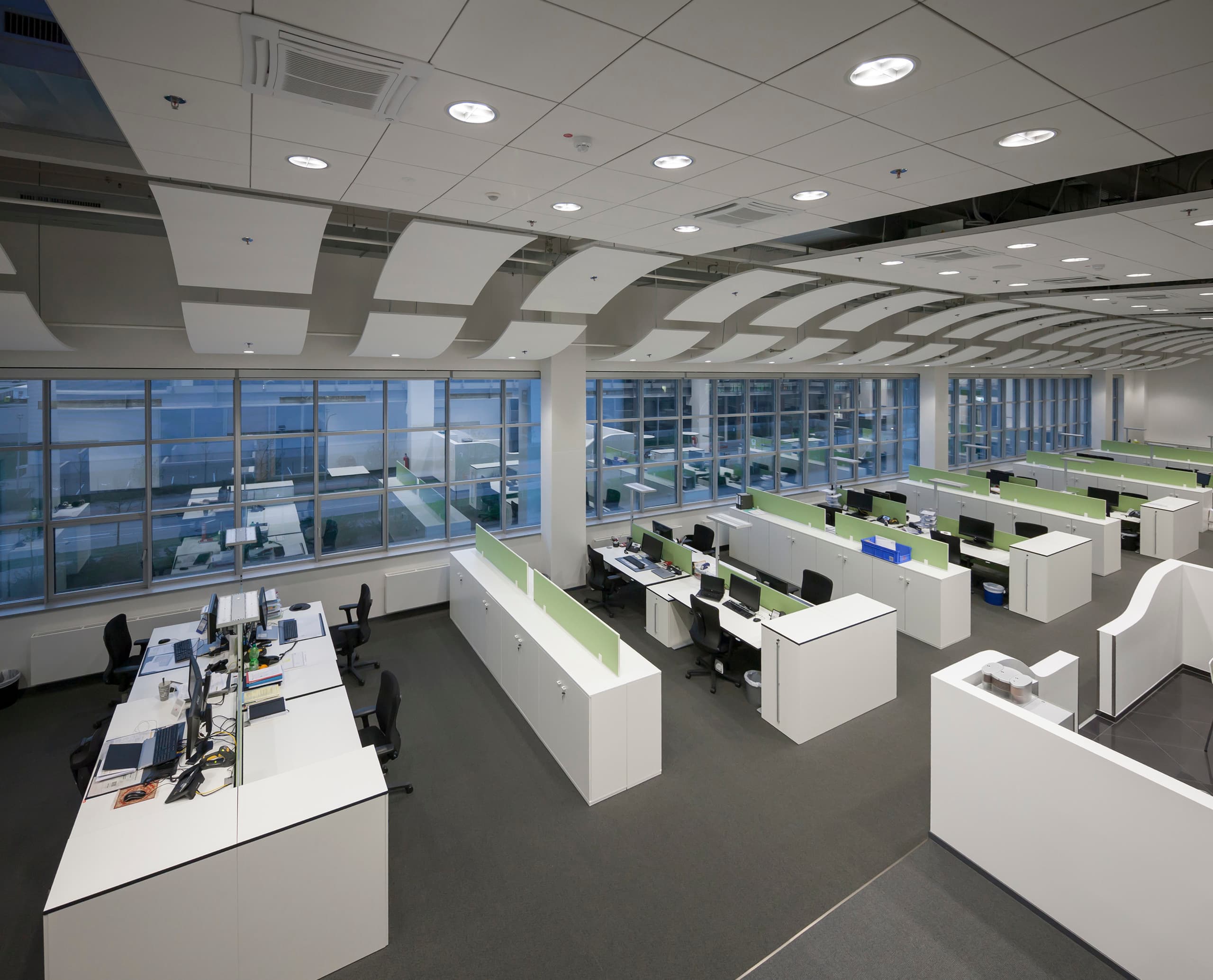 ERCO Downlights in einem modernen Büro von Gebr. Heinemann, Hamburg, für effiziente und blendfreie Beleuchtung.