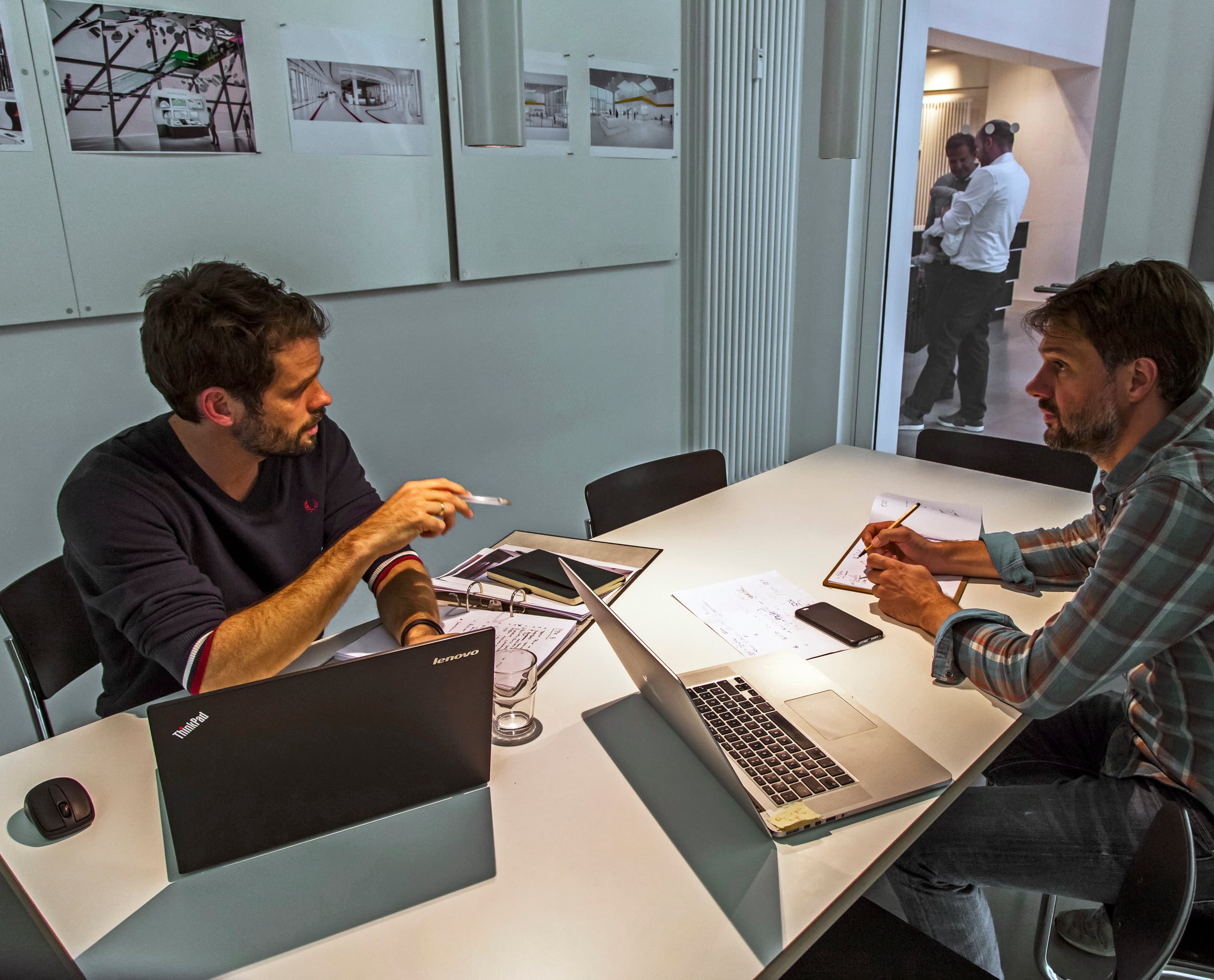 Archimedes Agentur Büroräume in Berlin: Zwei Personen besprechen Beleuchtungsplanung mit ERCO Licht.