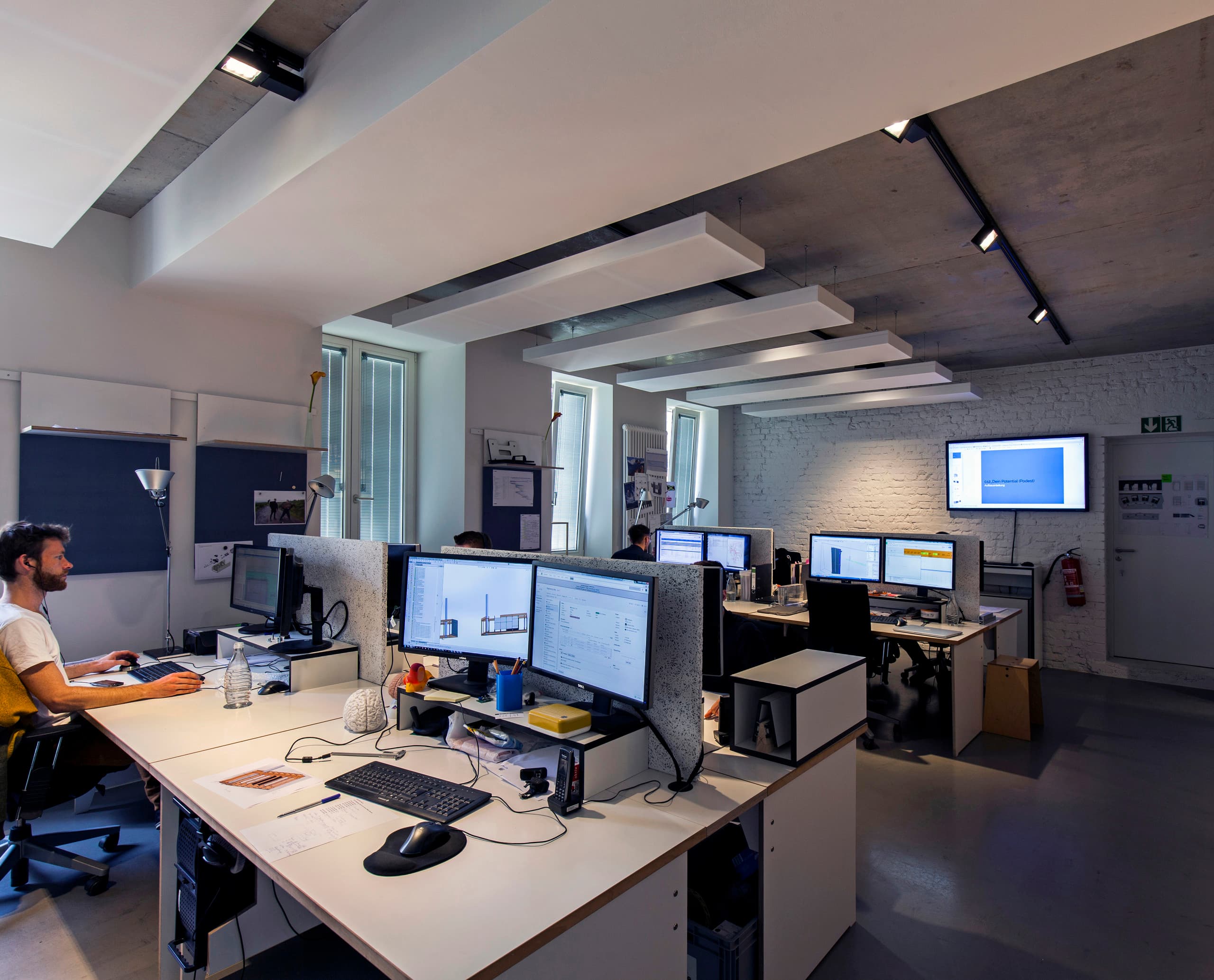 Archimedes Agentur Büros in Berlin mit ERCO Licht für moderne Arbeitsplätze und flexiblen Bürolayouts.