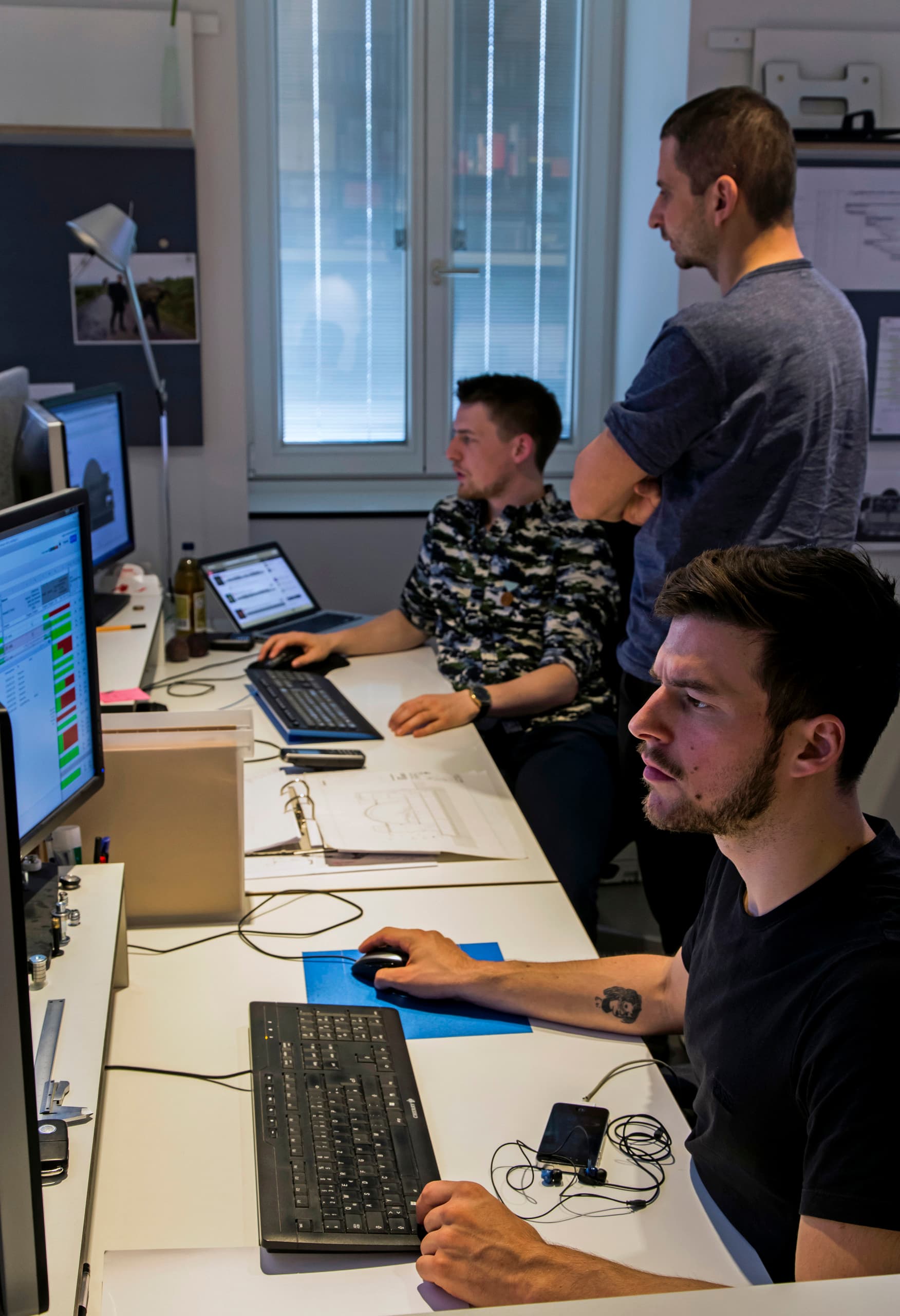 Archimedes Agentur Büroräume in Berlin: Mitarbeiter bei der Arbeit mit ERCO Lichtlösungen.