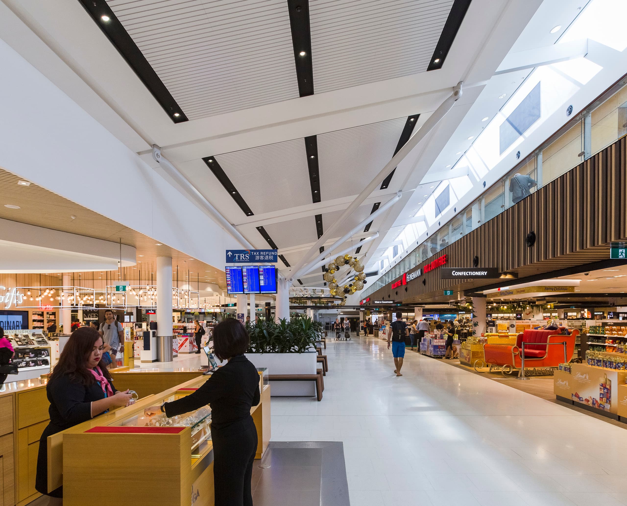 Kingsford Smith Airport Terminal 1 mit ERCO Skim Downlights für effiziente Beleuchtung.