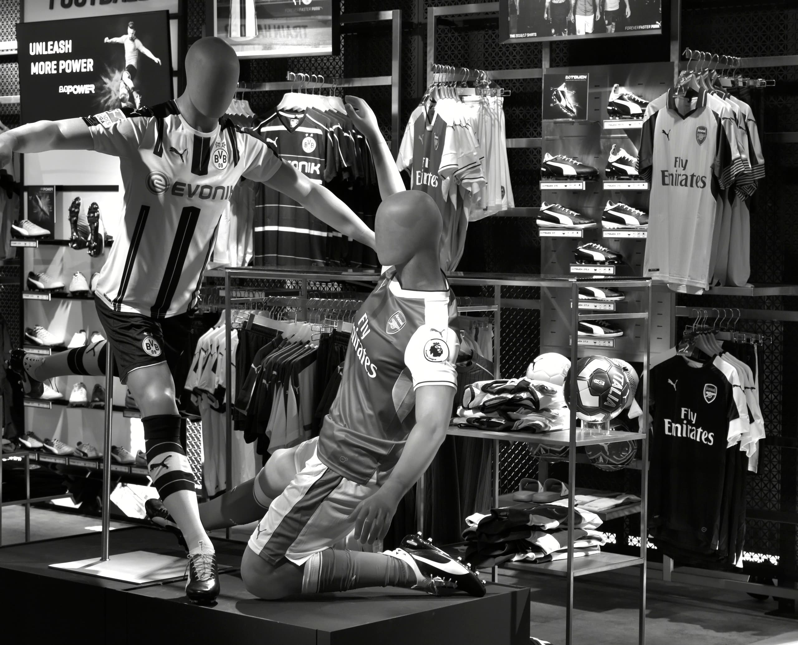 PUMA Store Berlin: Sportbekleidung an Schaufensterpuppen mit ERCO Lichtakzenten.