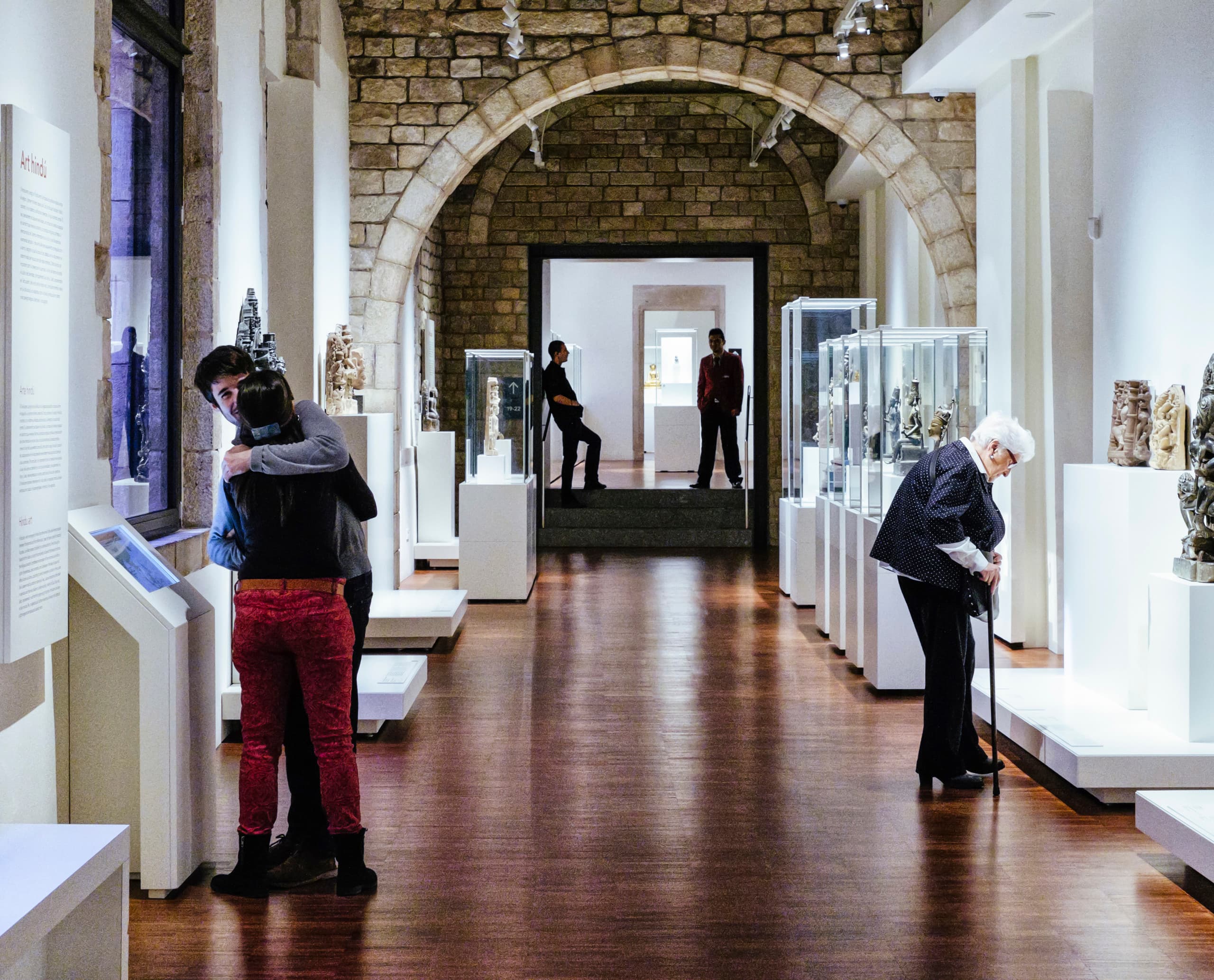 Besucher im Museu de Cultures del Món, beleuchtet mit ERCO Optec Strahlern.