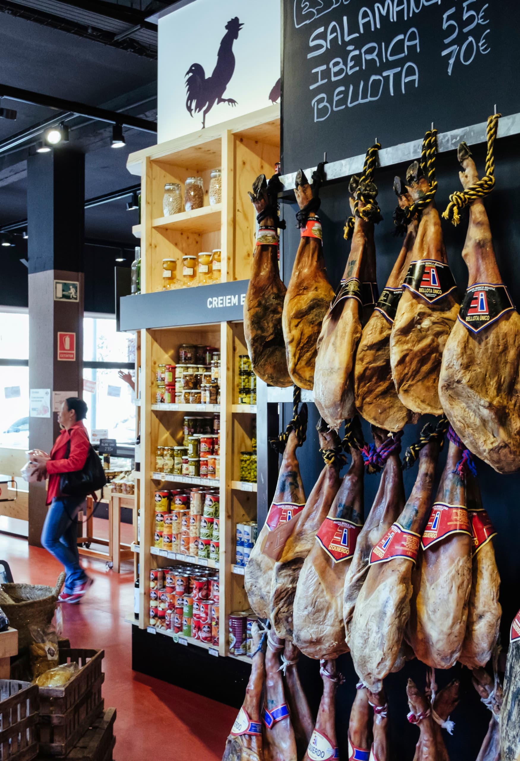Casa Tió Delikatessen in Barcelona mit ERCO LED-Beleuchtung für appetitliche Warenpräsentation.