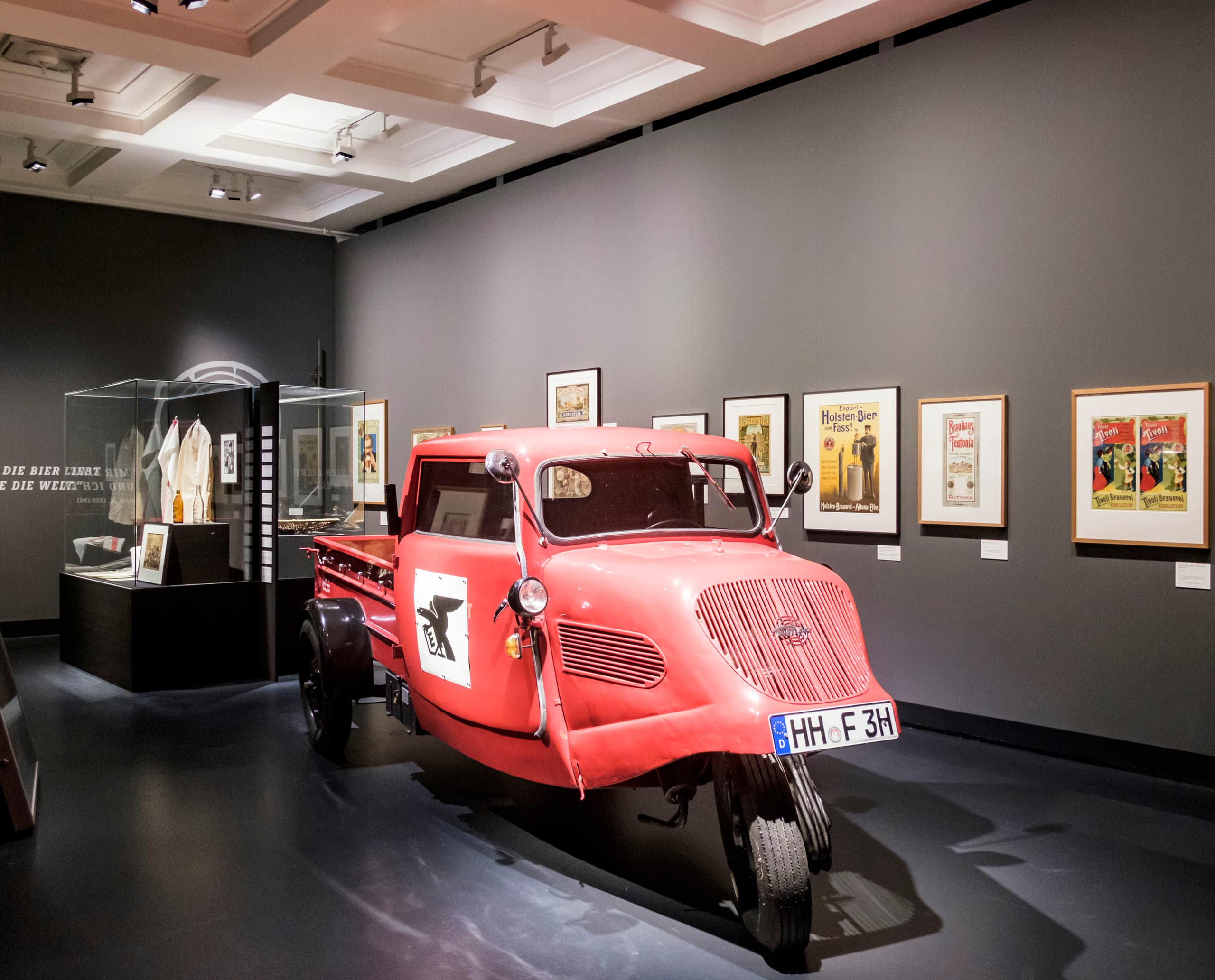Historisches Lieferfahrzeug im Museum für Hamburgische Geschichte, beleuchtet mit ERCO Akzentlicht.