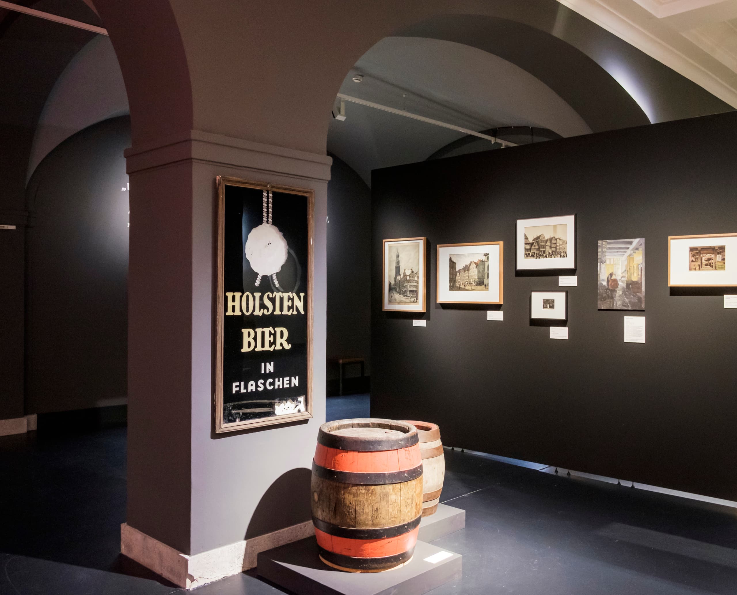 Holsten Bier Werbung und Bierfässer im Museum für Hamburgische Geschichte, beleuchtet mit ERCO Akzentlicht.