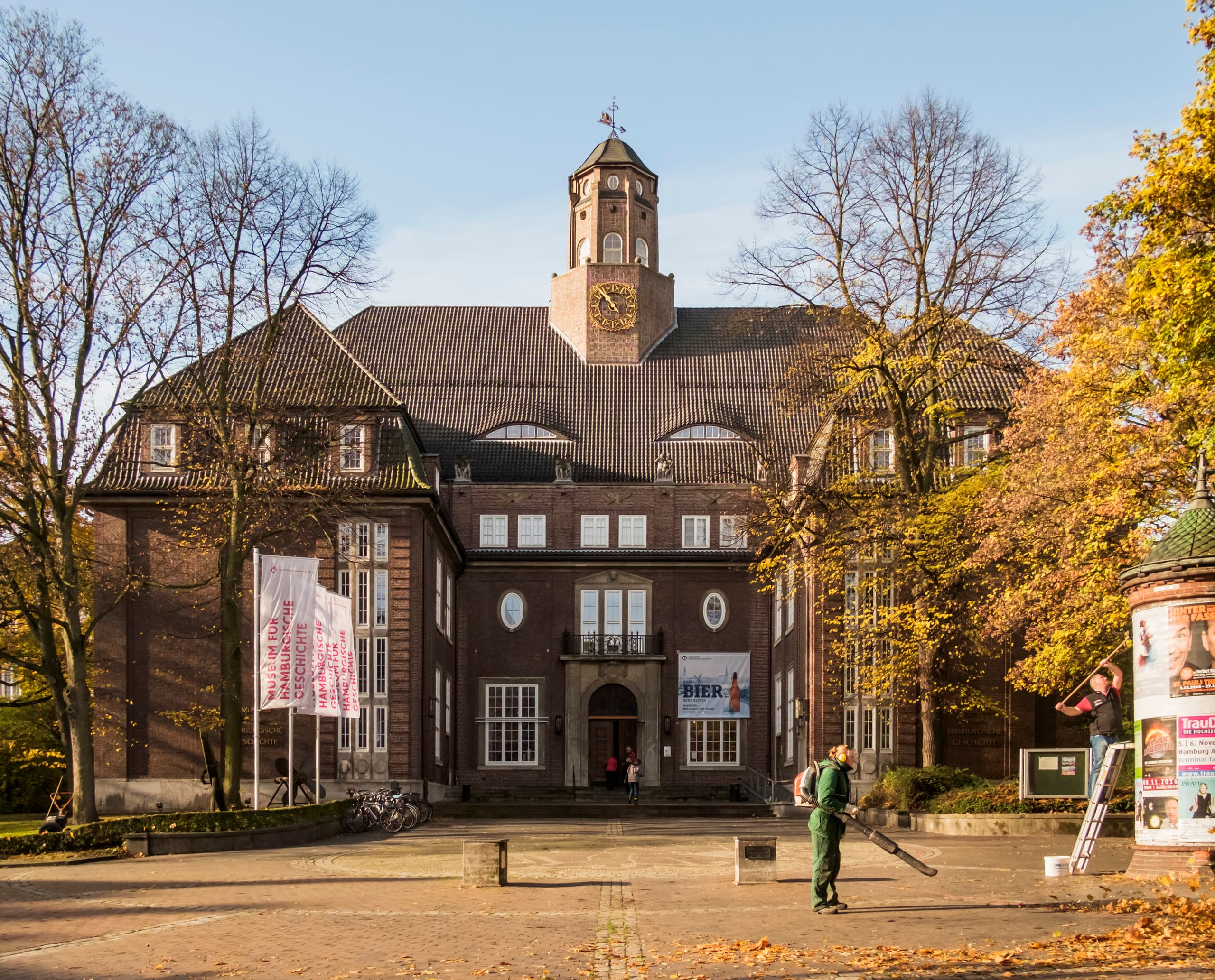 Museum für Hamburgische Geschichte mit ERCO Akzentbeleuchtung für die Ausstellung "Kein Bier ohne Alster"