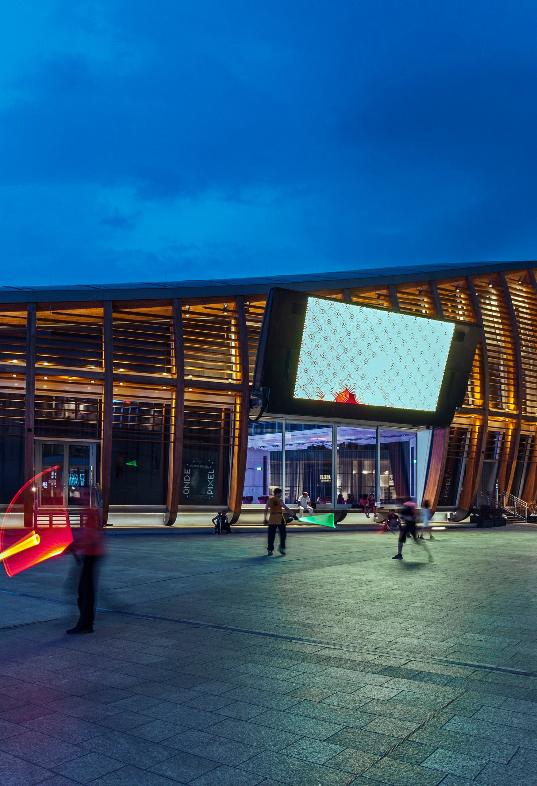 UniCredit Pavillon, Mailand, beleuchtet mit ERCO LED-Leuchten, wirkt wie eine monumentale Laterne.