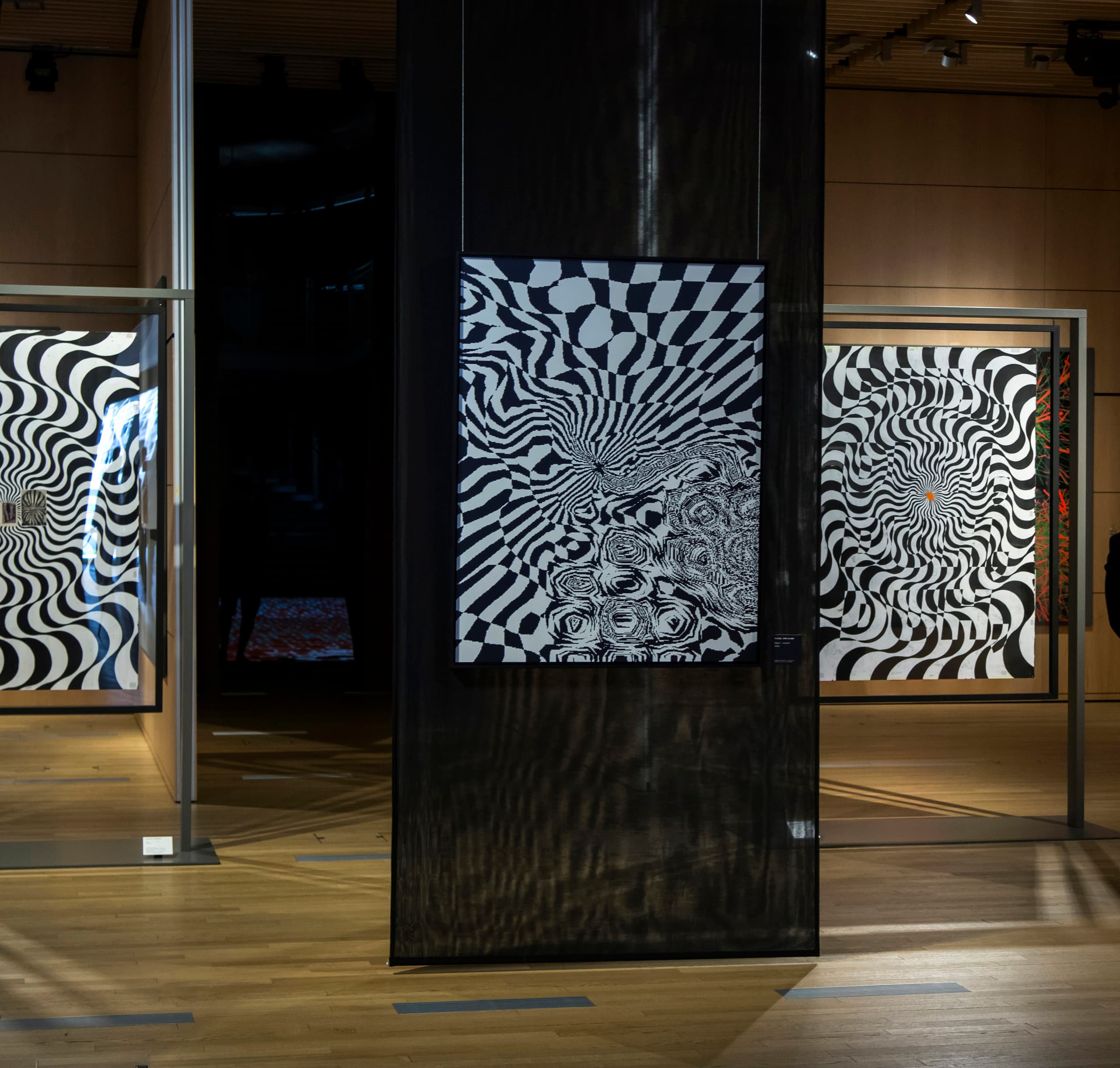 Kunstausstellung im UniCredit Pavilion, Mailand, mit abstrakten, schwarz-weißen Gemälden und ERCO-Beleuchtung.