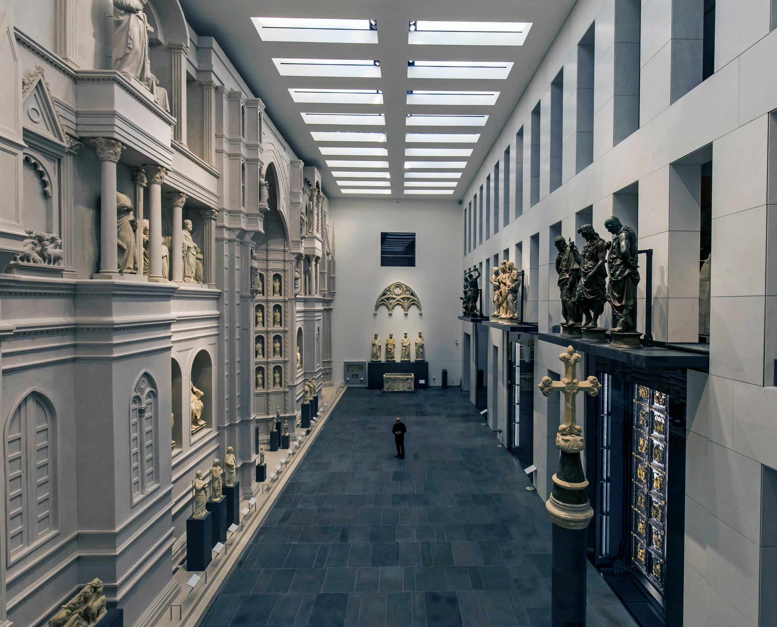 Museum der Kathedrale von Florenz mit ERCO Beleuchtung, die Kunstwerke hervorhebt.