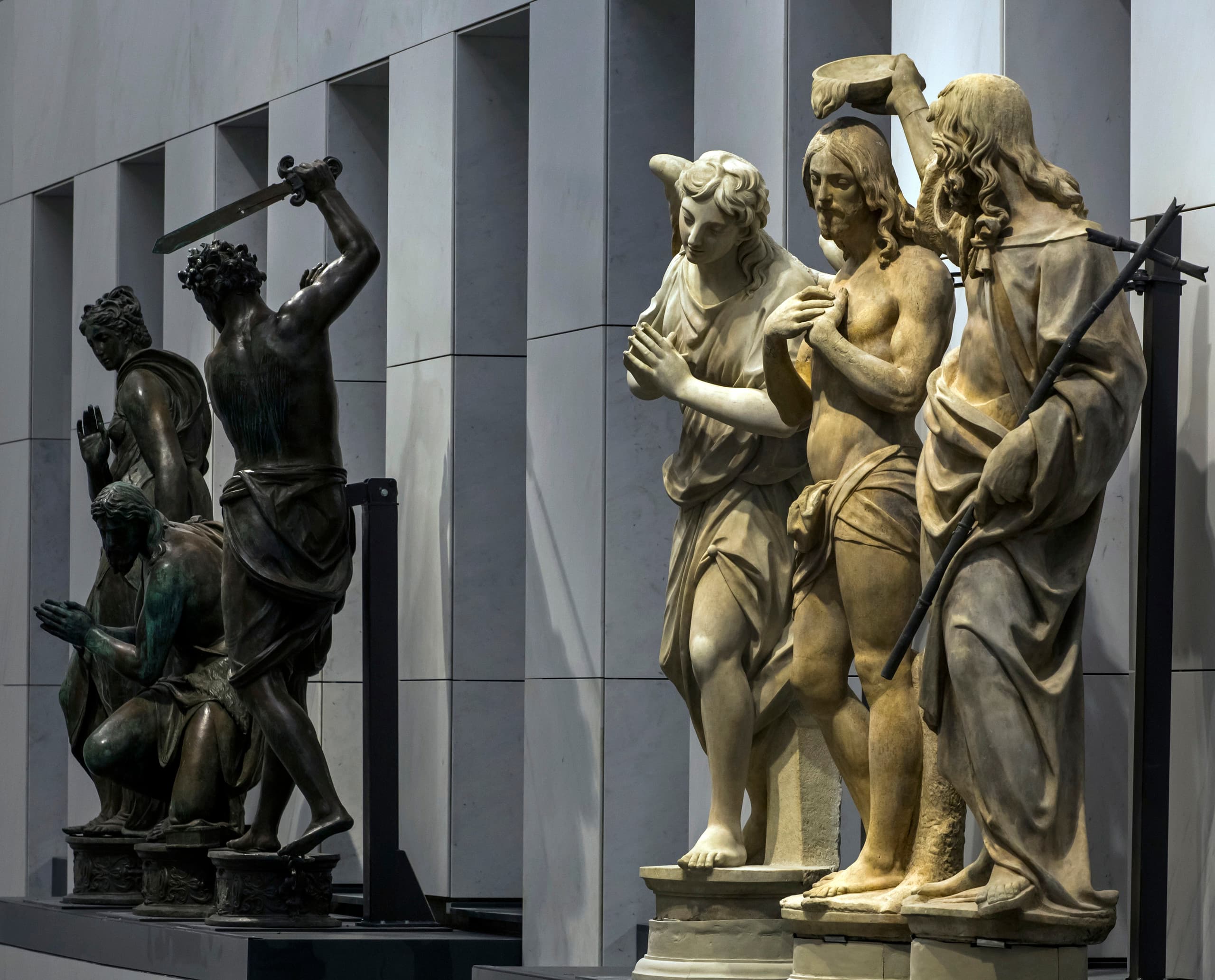 Skulpturen im Dommuseum Florenz, beleuchtet mit ERCO LED-Strahlern, die Kunst und Geschichte hervorheben.