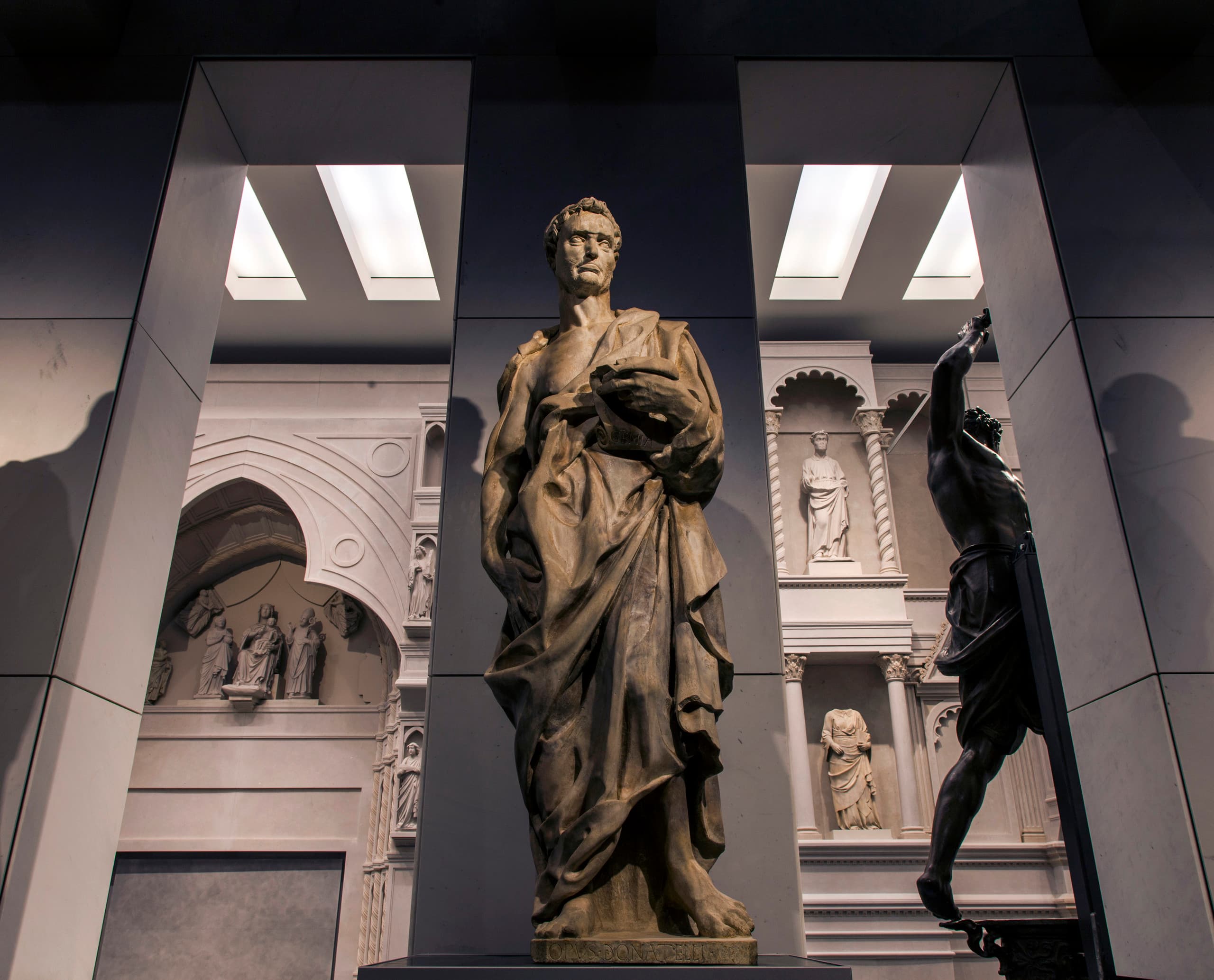 Skulptur im Dommuseum Florenz, beleuchtet mit ERCO LED-Strahlern, Teil der Kunstausstellung.