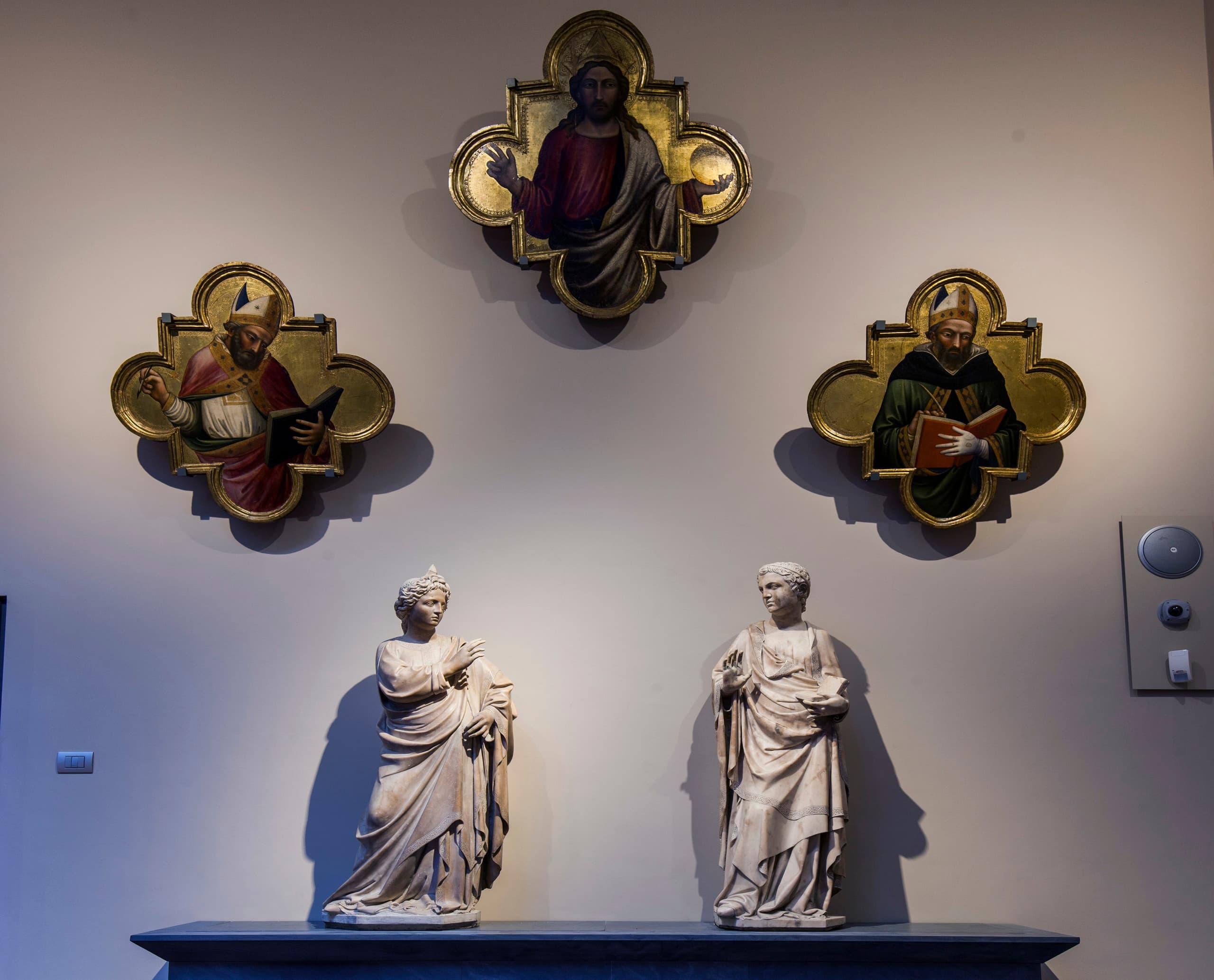 Kunstwerke im Museum der Kathedrale von Florenz, beleuchtet mit ERCO LED-Strahlern.