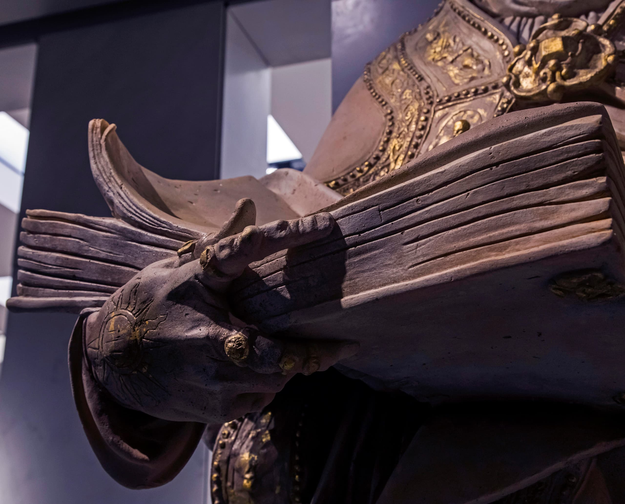 Skulptur eines Heiligen mit Buch, beleuchtet im Dommuseum Florenz.