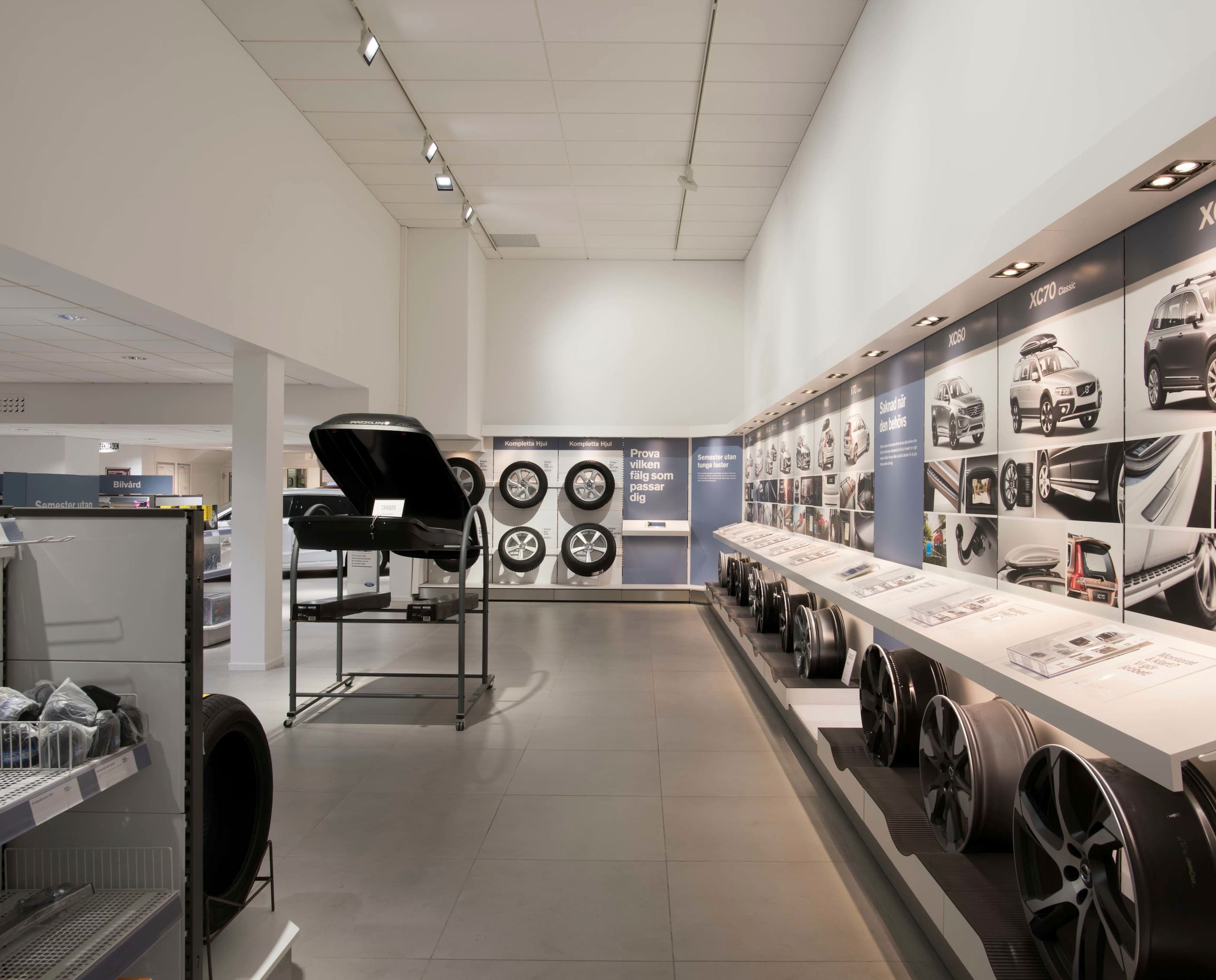 Volvo Retail Experience: Reifenausstellung im Luleå Showroom mit ERCO Licht.