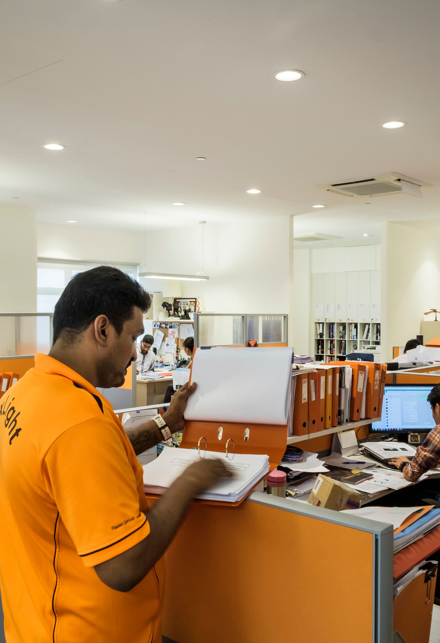 LuxLight Büro in Singapur mit ERCO LED-Beleuchtung, die die orangefarbene Corporate Identity hervorhebt.