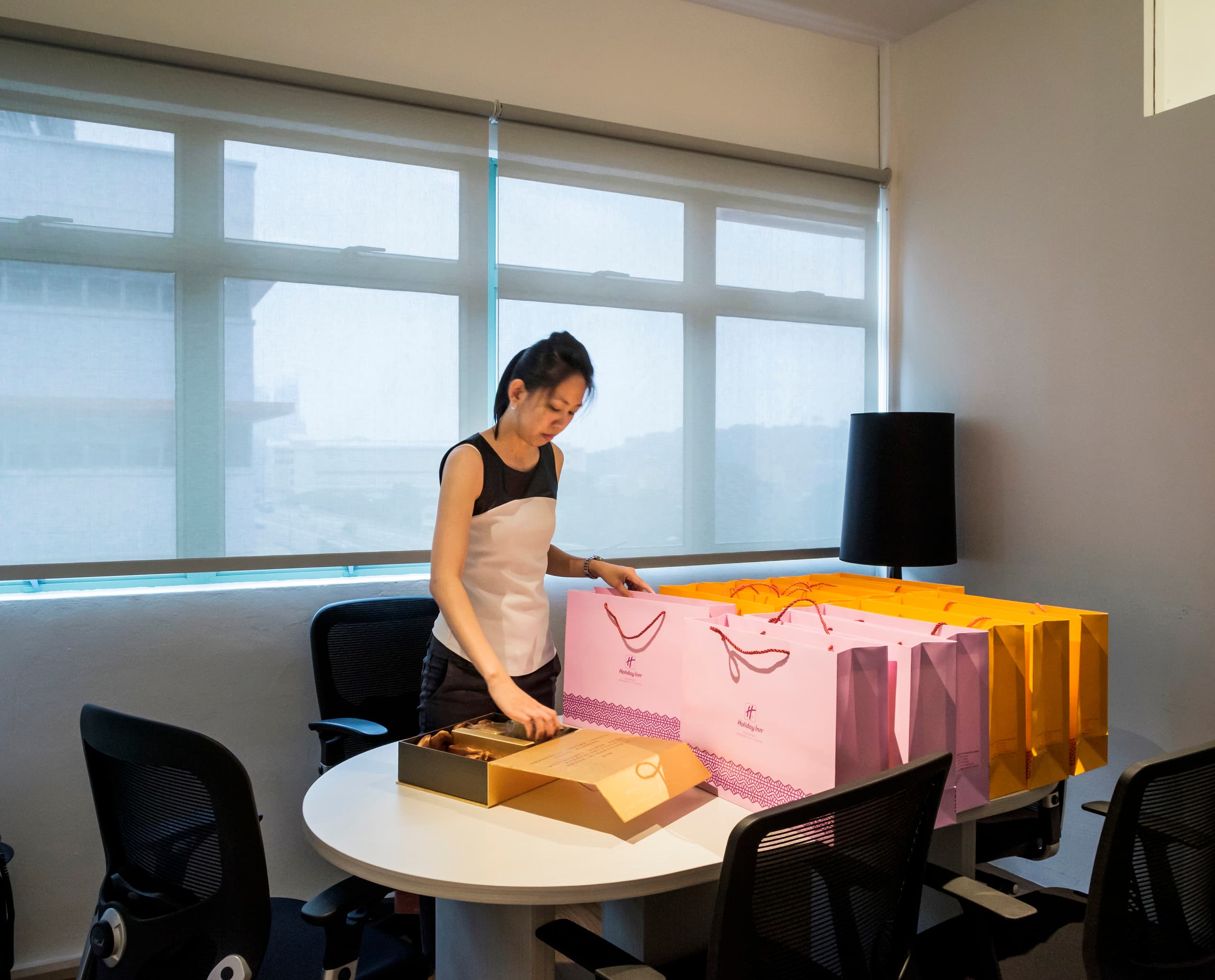 LuxLight Büro in Singapur mit ERCO LED-Beleuchtung und farbigen Akzenten.