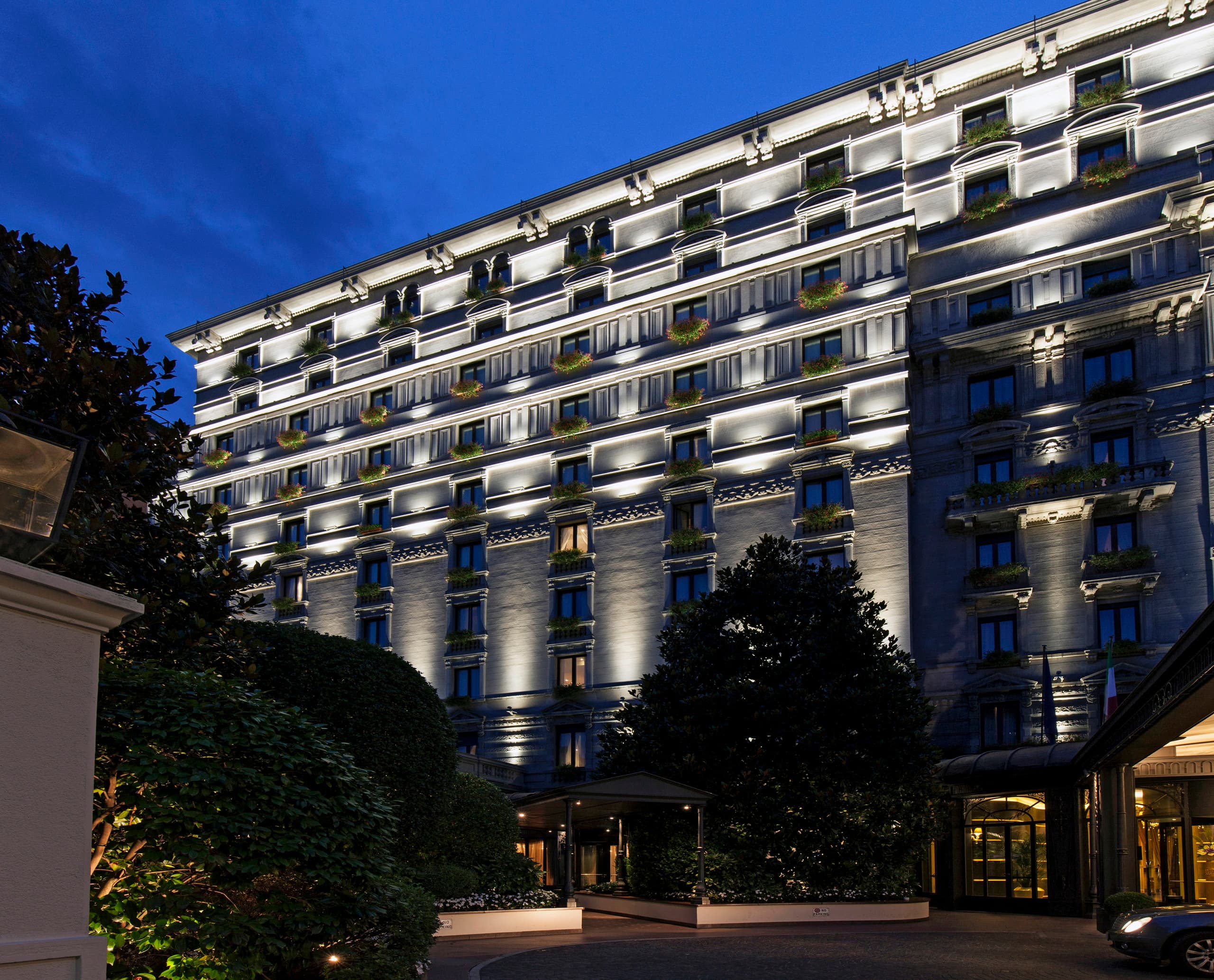 Grandhotel Principe di Savoia Fassade in Mailand, beleuchtet mit ERCO Lichtwerkzeugen.