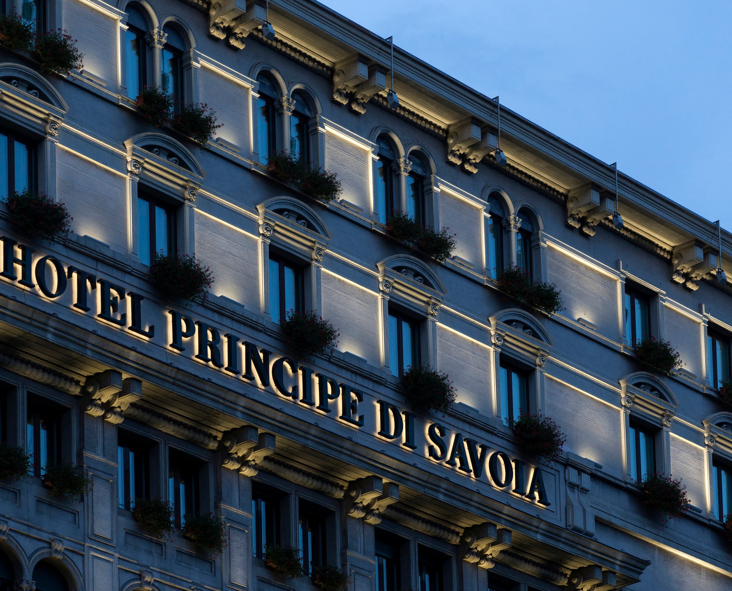 Beleuchtete Fassade des Grandhotel Principe di Savoia in Mailand mit ERCO Lichtwerkzeugen.