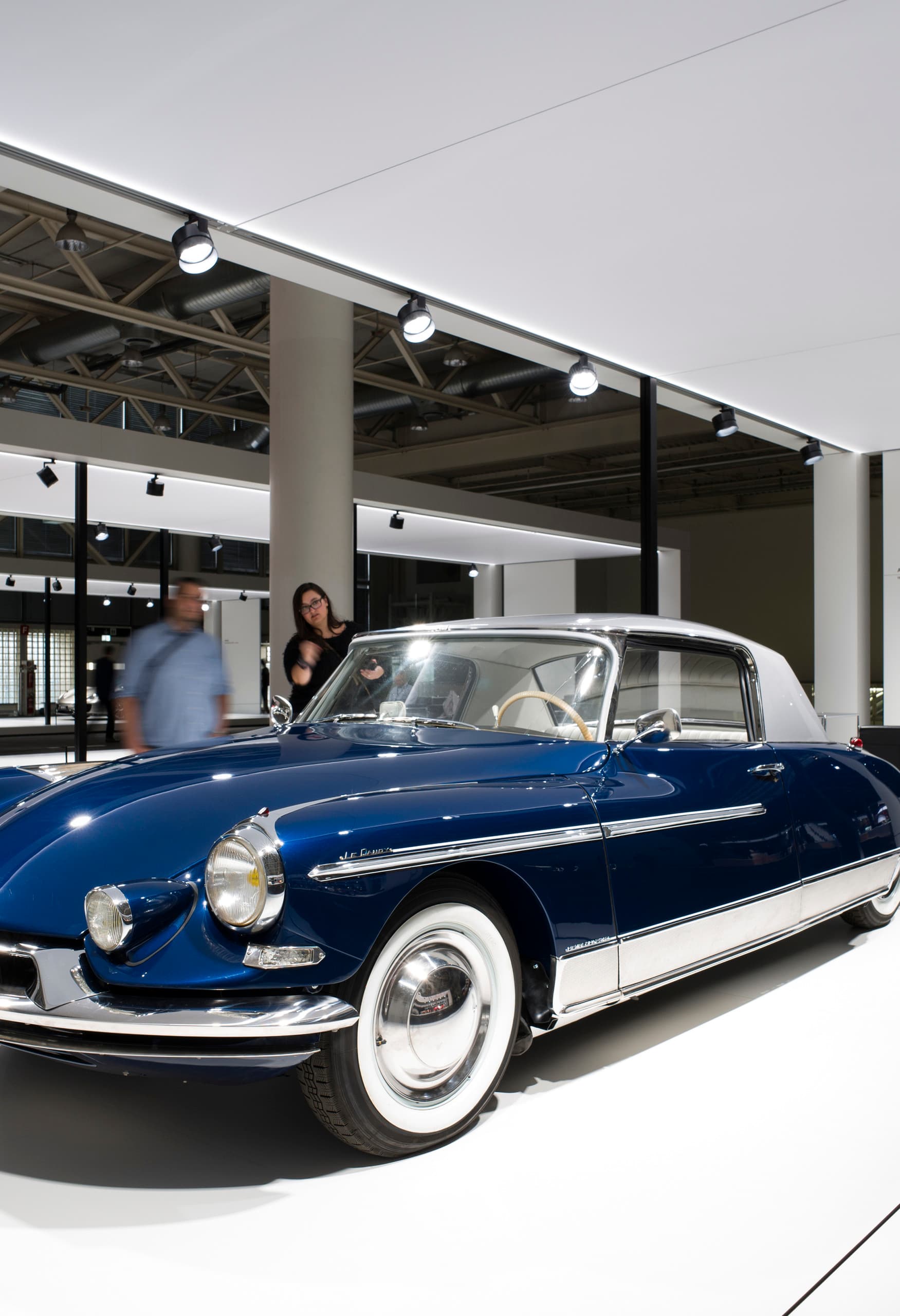 Blaue Citroen DS Oldtimer auf der Grand Basel Messe, beleuchtet mit ERCO Strahlern.