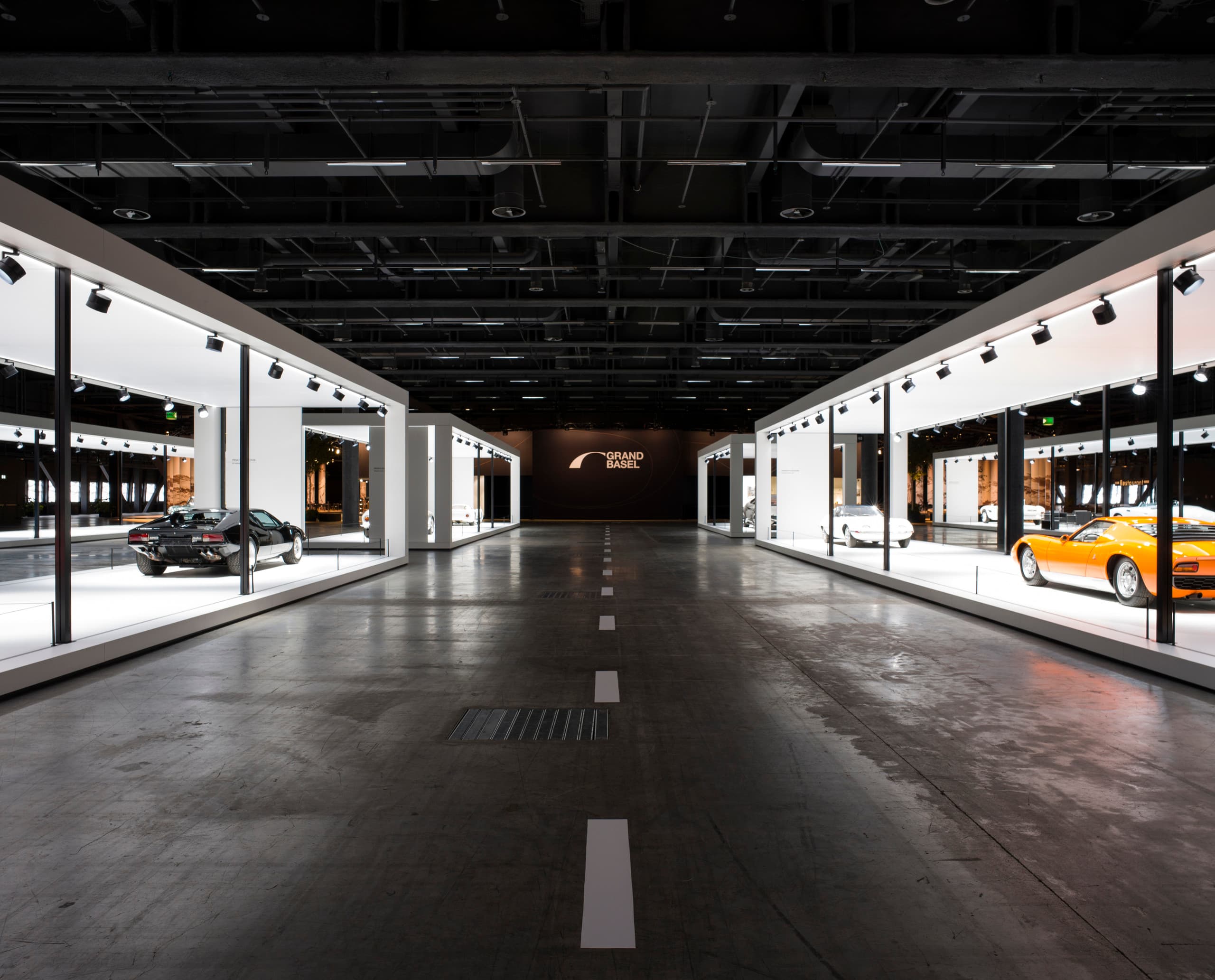 Grand Basel Oldtimer-Ausstellung mit ERCO Licht für Sammlerautos in Szene gesetzt.